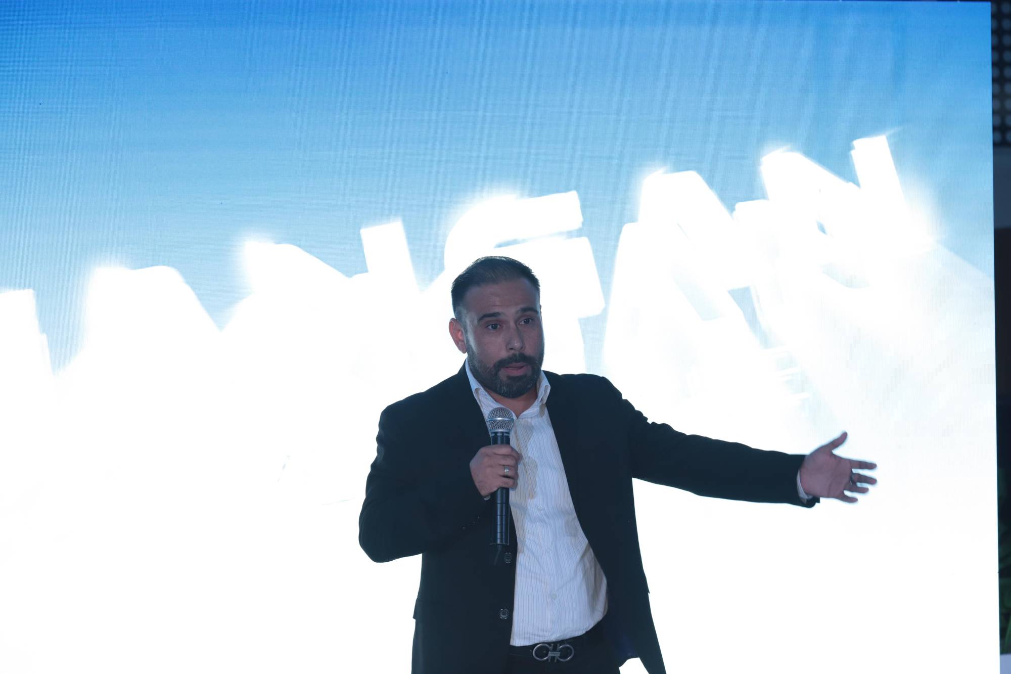 $!Enrique Gómez, gerente de Changan Mazatlán dirige unas palabras.