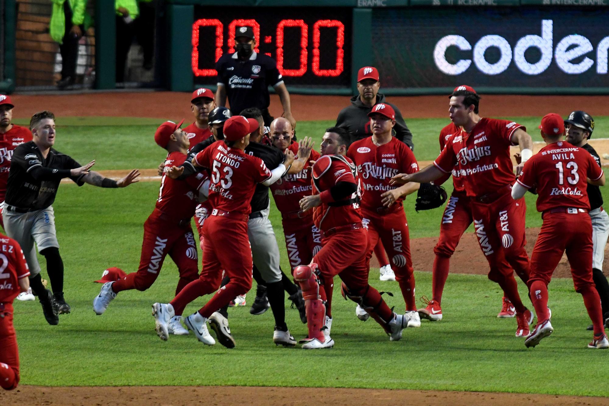 $!Monumental bronca entre Diablos Rojos y Guerreros (FOTOS/VIDEO)