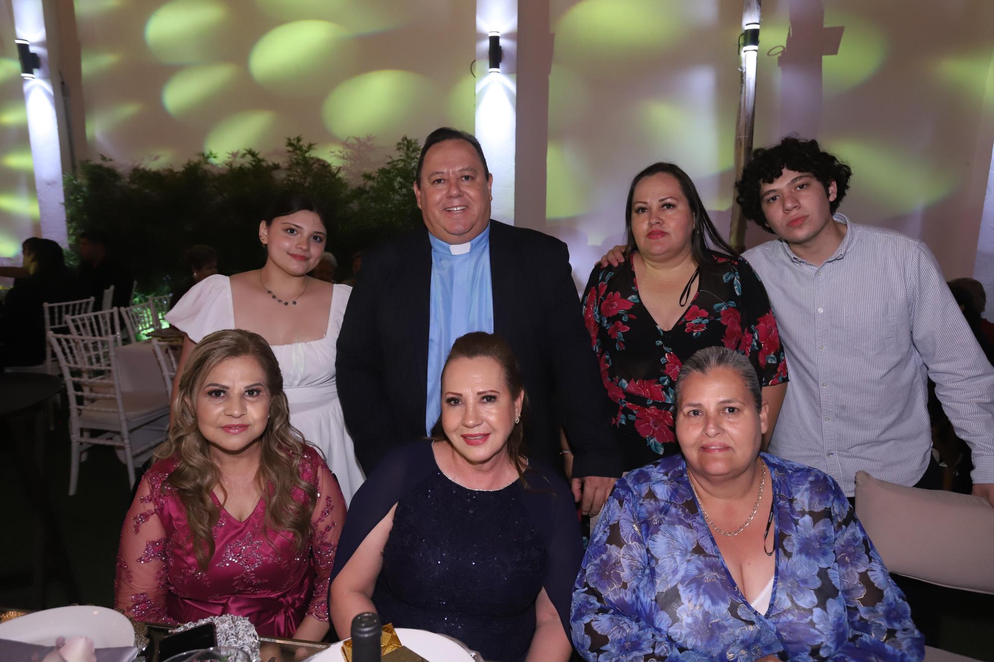 $!Rebeca Peralta, Padre Heriberto, Rosario Gastélum, Damian Alvarado, Mónica, María Antonieta y Alicia Gastélum.