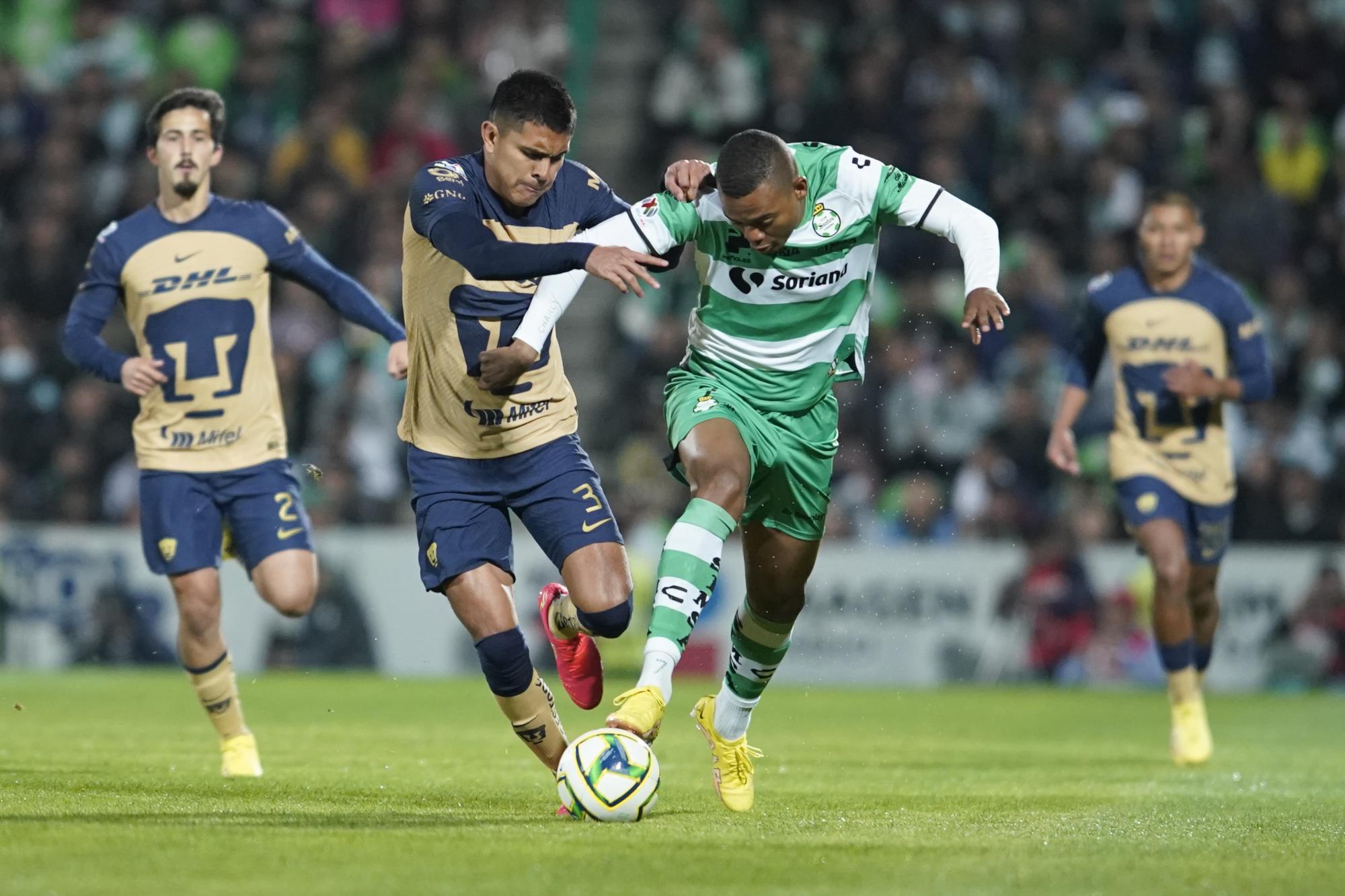 $!Santos golea a Pumas con doblete de Medina