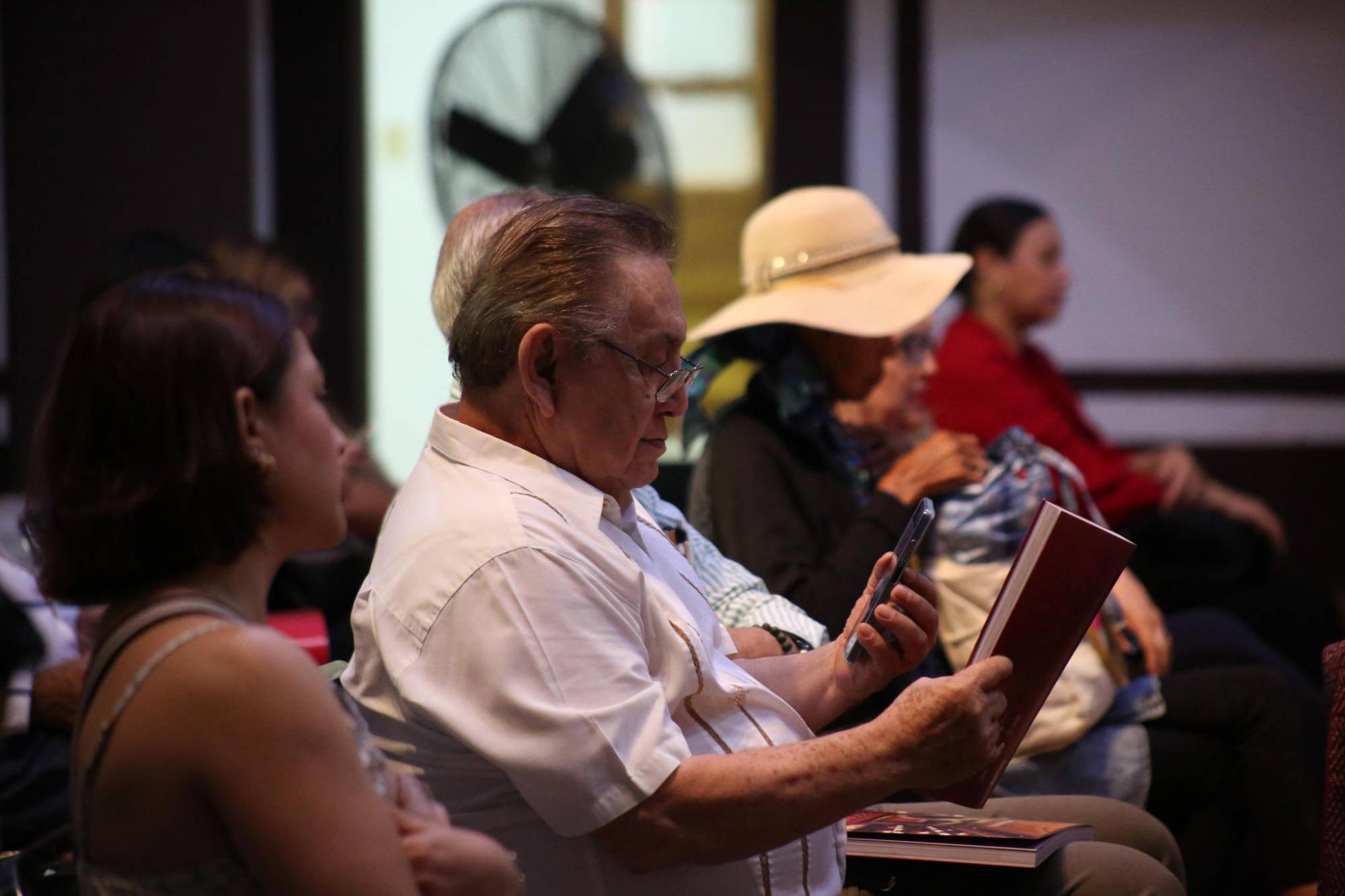 $!El público con sus ejemplares.