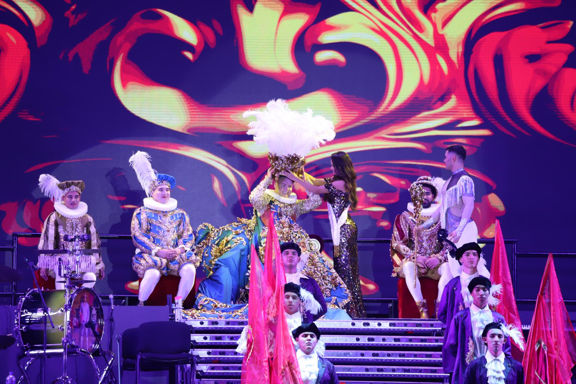 $!Recibe su corona Héctor II como Rey del Carnaval de Mazatlán 2024