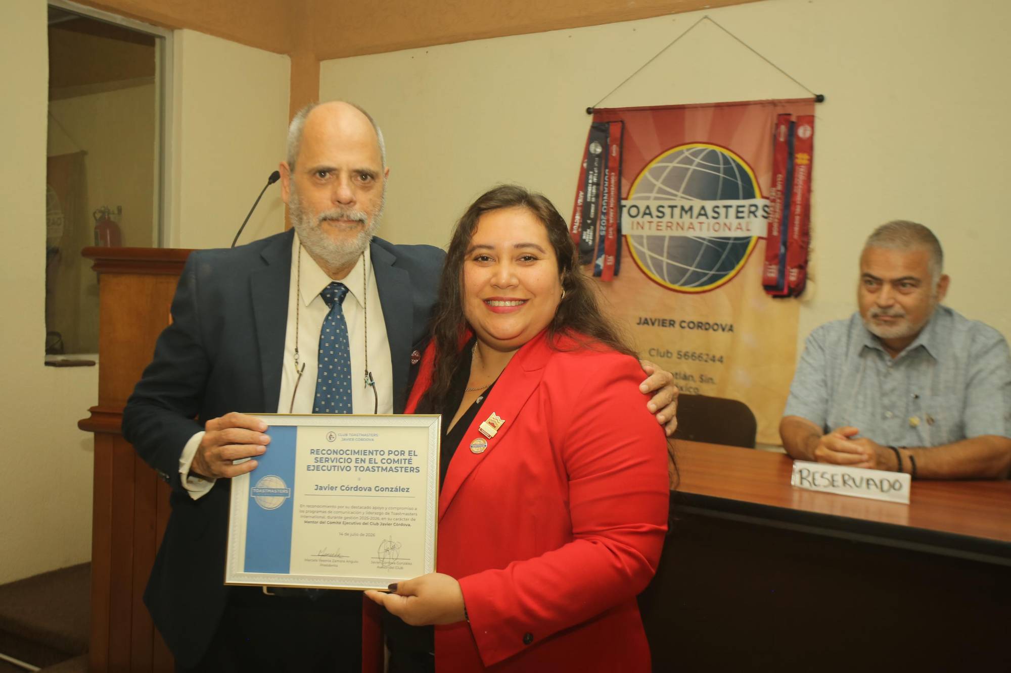 $!Javier Córdova González recibió un reconocimiento de manos de Marcela Zamudio.