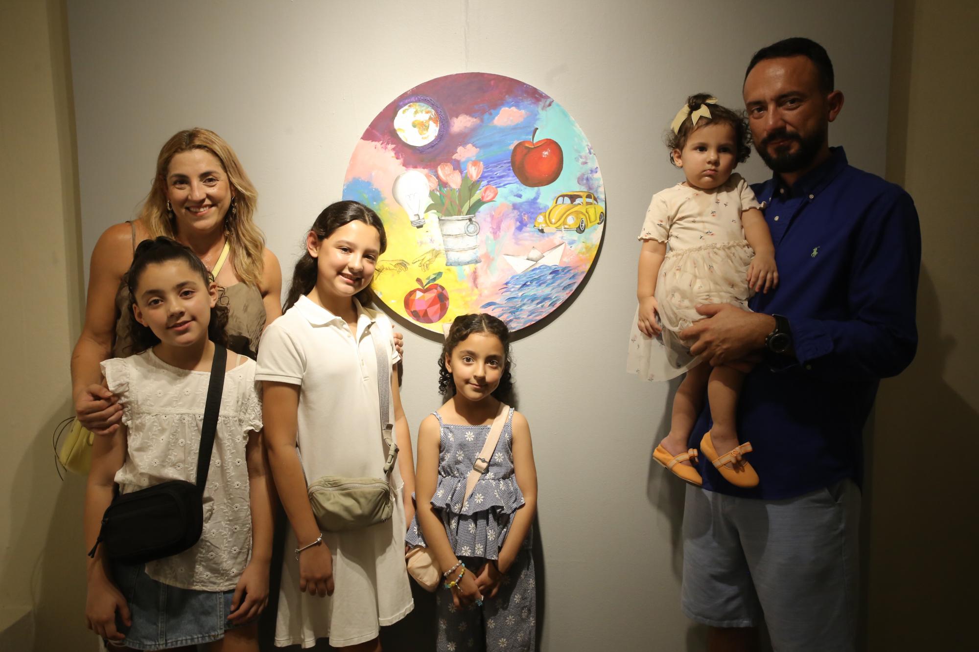 $!Las pequeñas artistas Bárbara, Patricia y Eliza Torres Olson, entre sus padres, Patricia Olson y Gandhi Torres, y su pequeña hermana, Patricia.