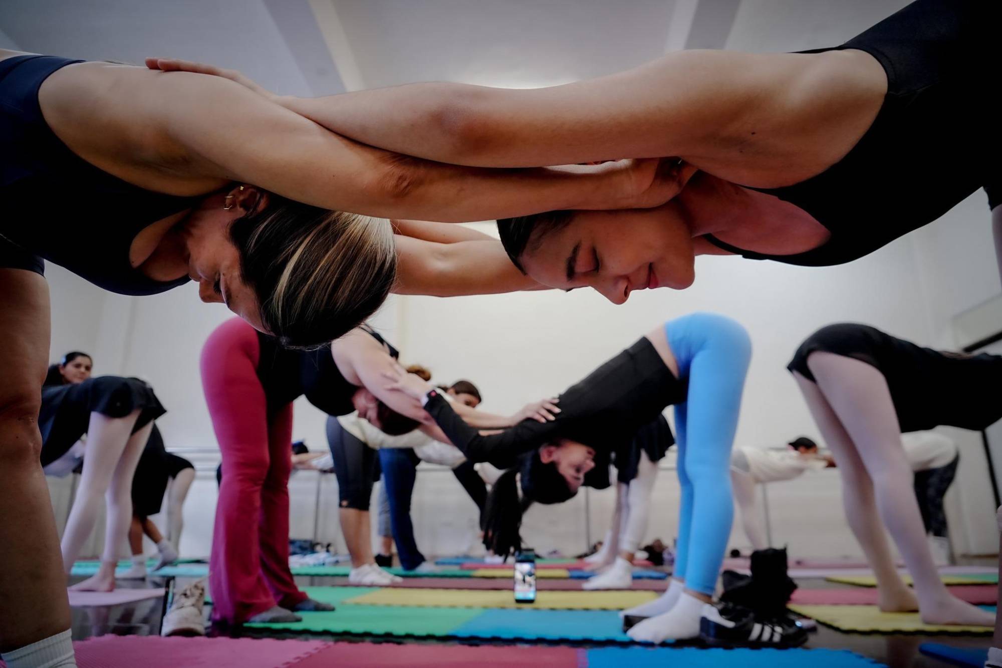 $!Entre ejercicios de estiramiento y fortalecimiento, madres e hijos compartieron una experiencia enfocada en la salud, la relajación y el trabajo en equipo.