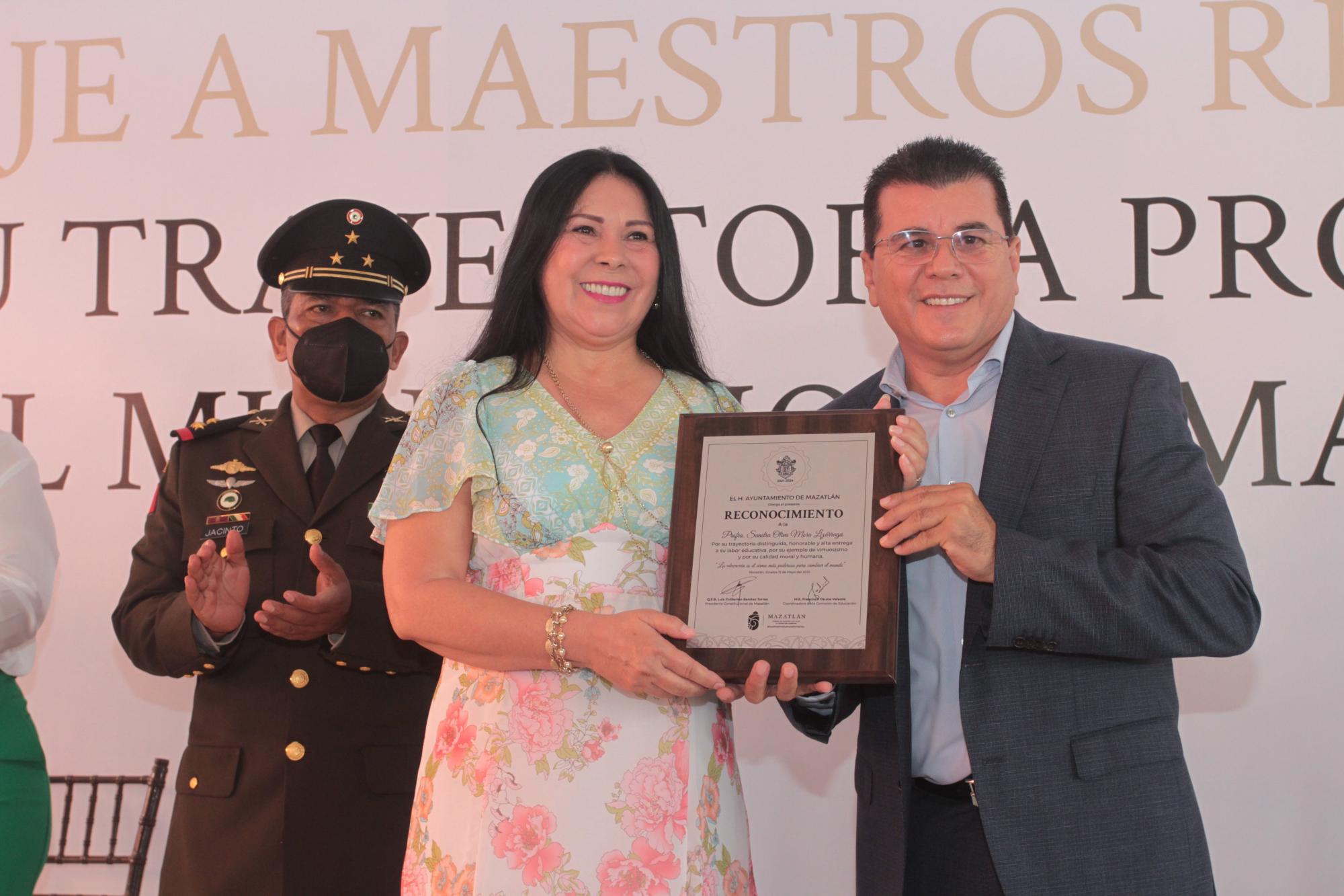$!La maestra, Sandra Oliva Mora Lizárraga con su reconocimiento.