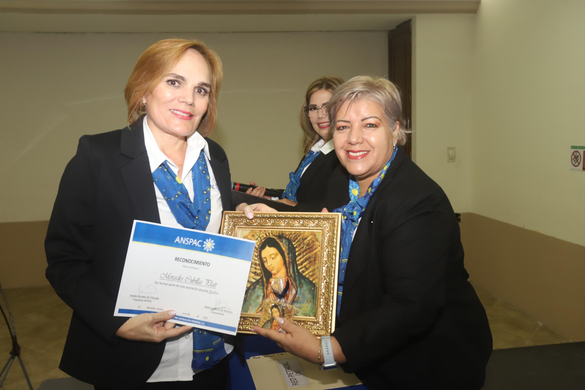 $!Mercedes Cubillas de Henderson recibe su diploma de 20 años en Anspac de manos de Lolys Valenzuela.