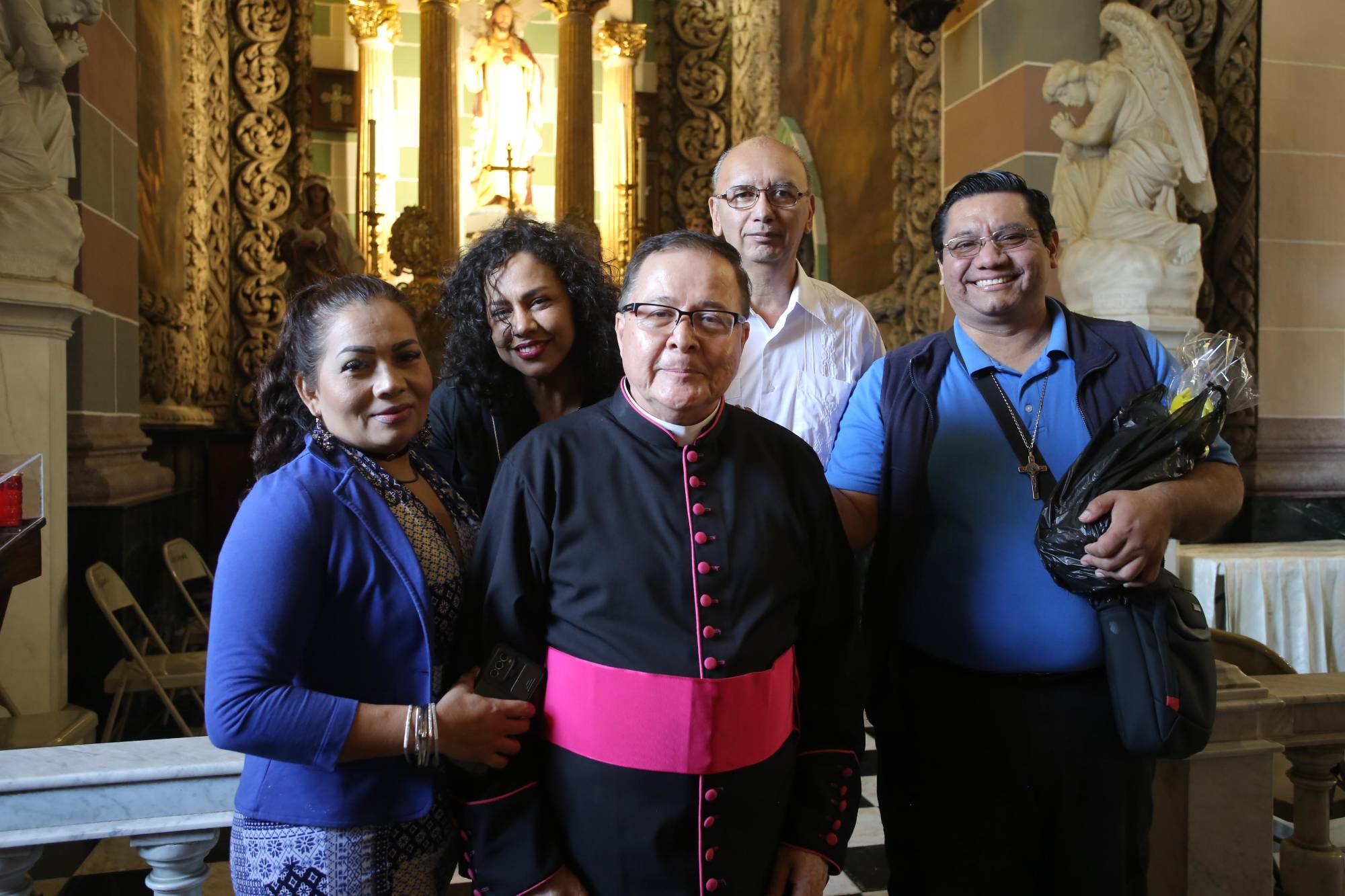 $!Monseñor Gustavo Alonso Díaz entre Miriam García, Estivalez Juárez, Luis Gómez y Jesús Rafael Guarneros.