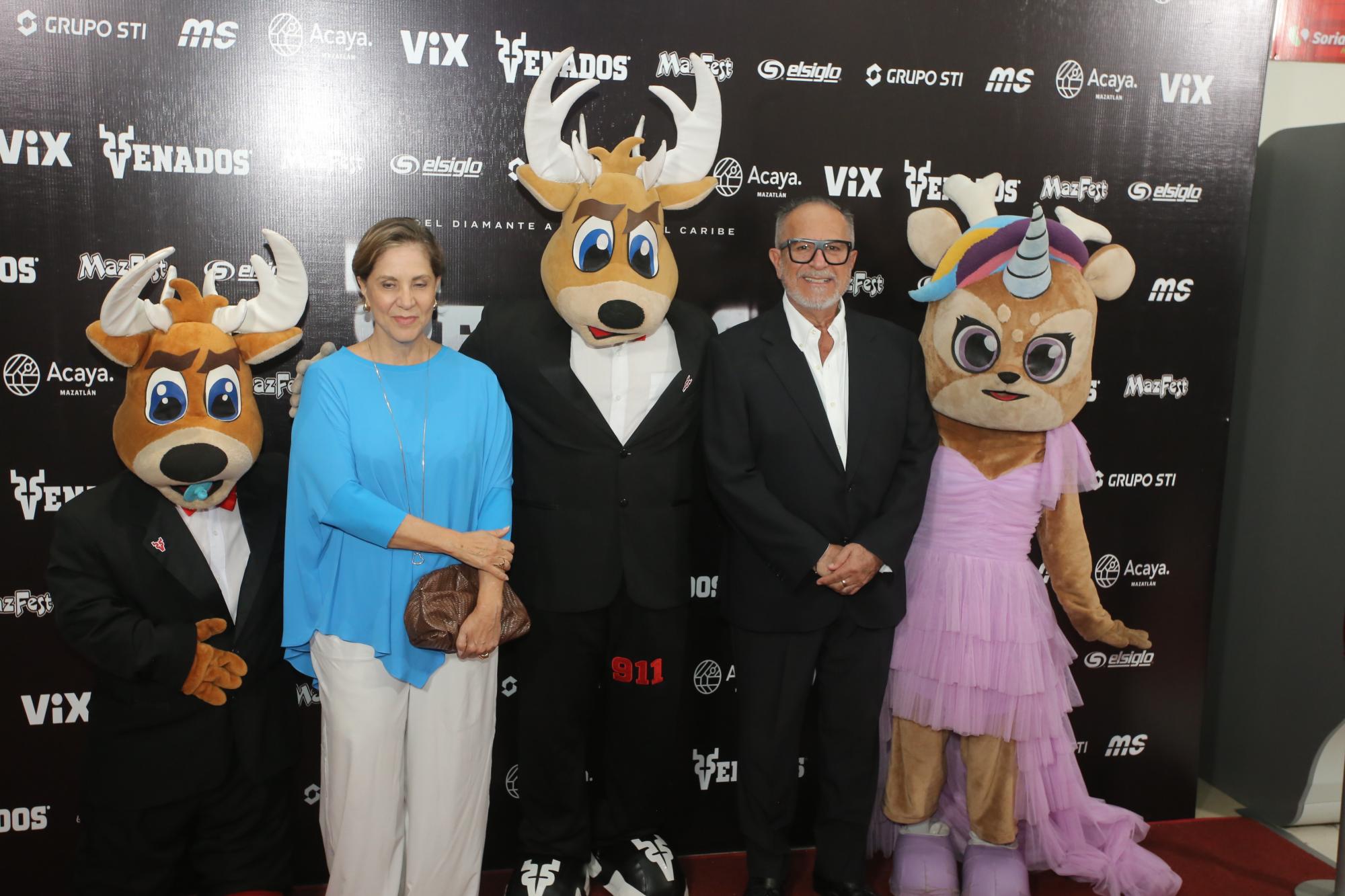 $!Lucía Pinto de Toledo y José Antonio Toledo entre las mascotas del club.