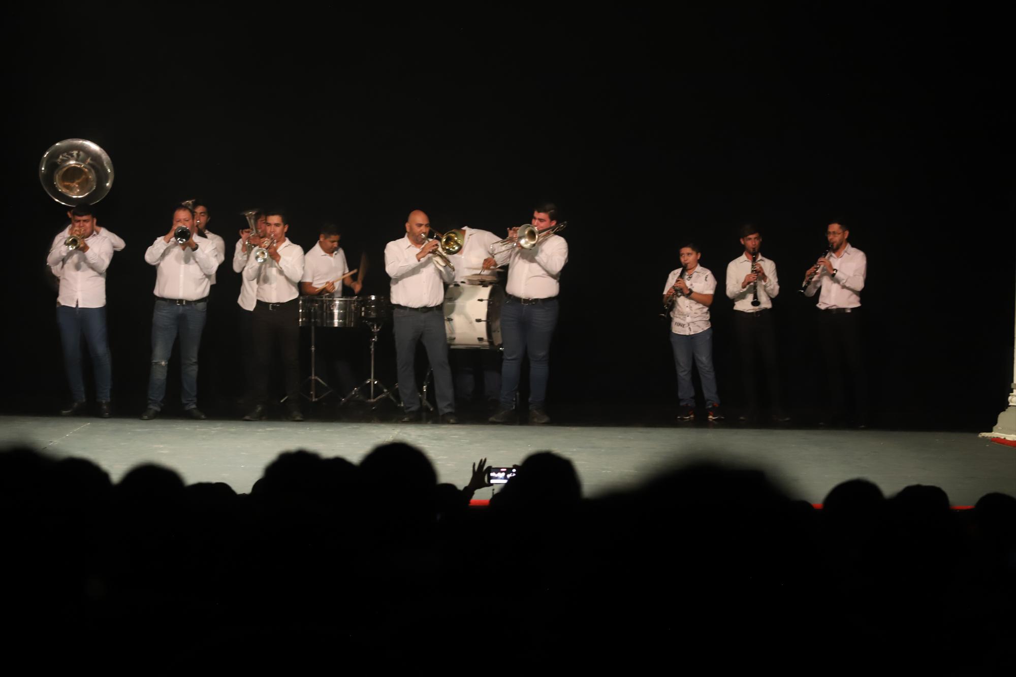 $!La banda de música entonó varias canciones del regional mexicano.