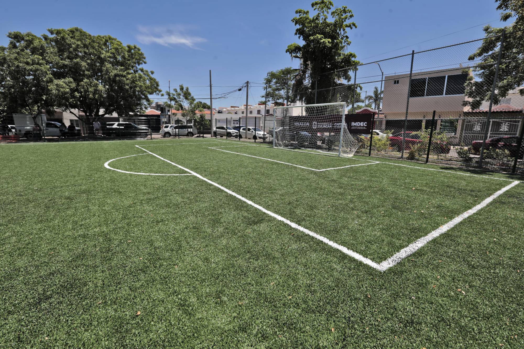 $!Inaugura Rommel Pacheco cancha de futbol con pasto sintético, en Culiacán