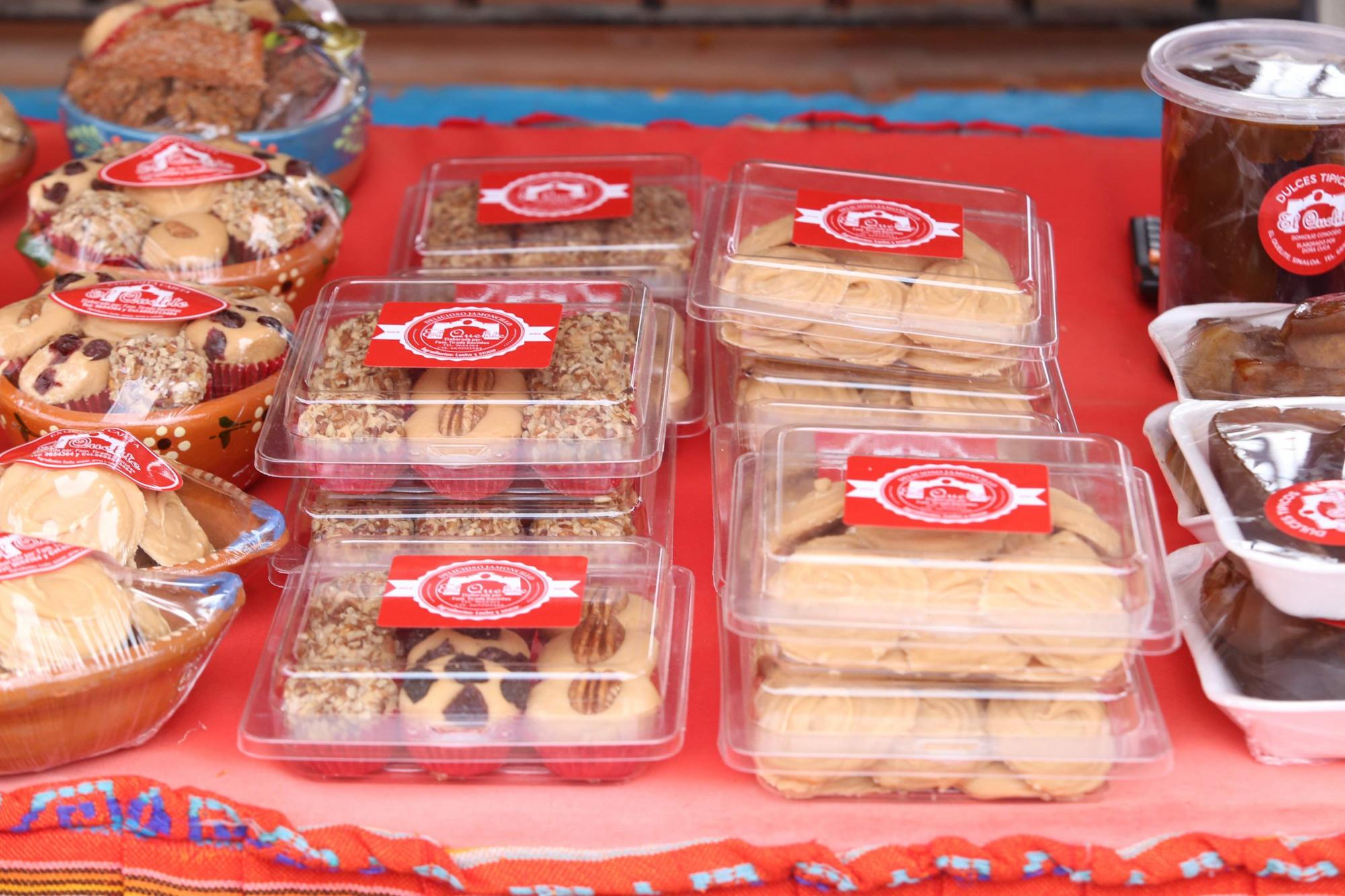 $!Sus dulces artesanales son puestos a la venta en El Quelite.