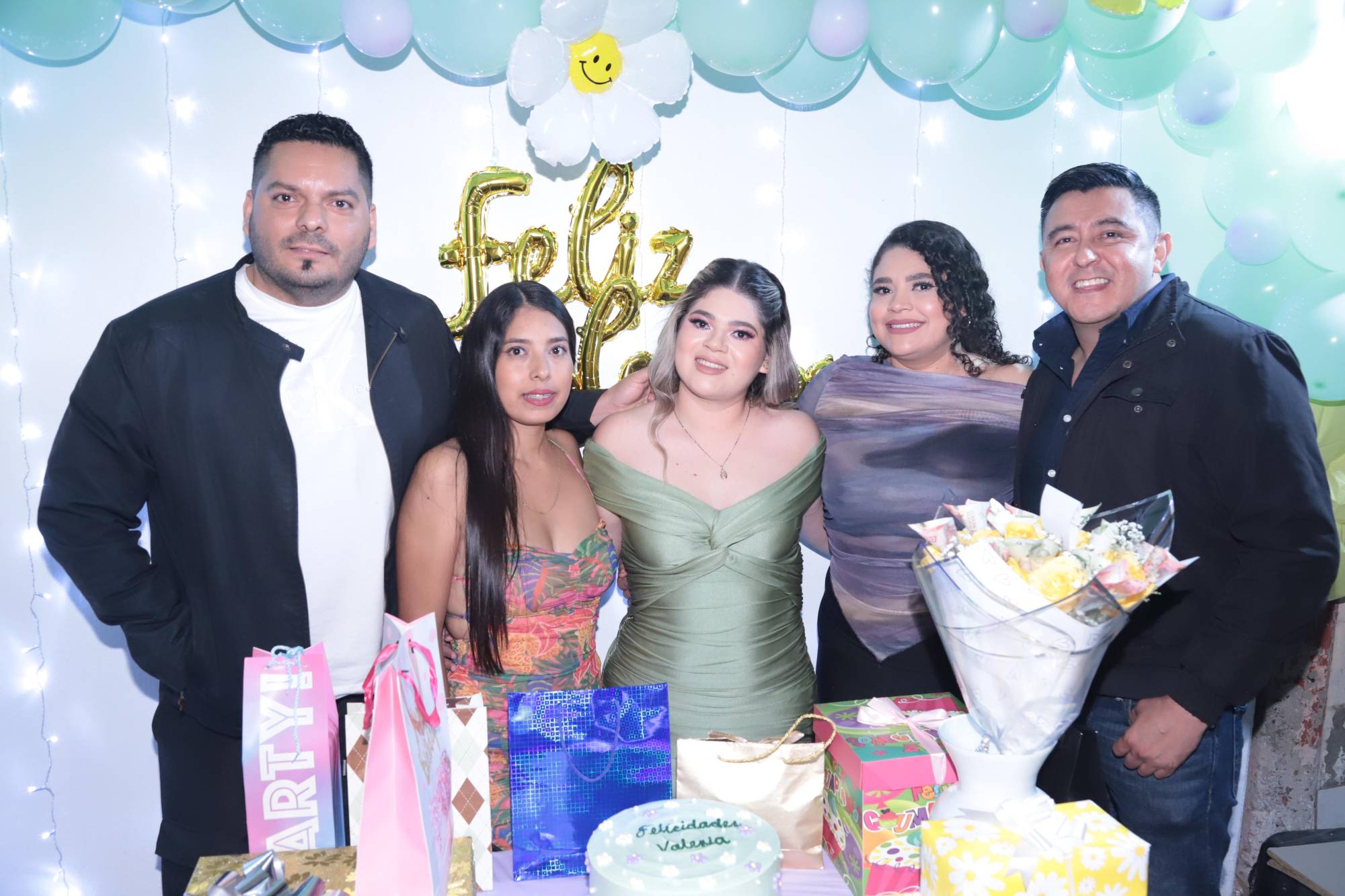 $!La cumpleañera entre Gustavo González, Daniela Portillo, Gabriela Portillo y José Francisco Martínez.