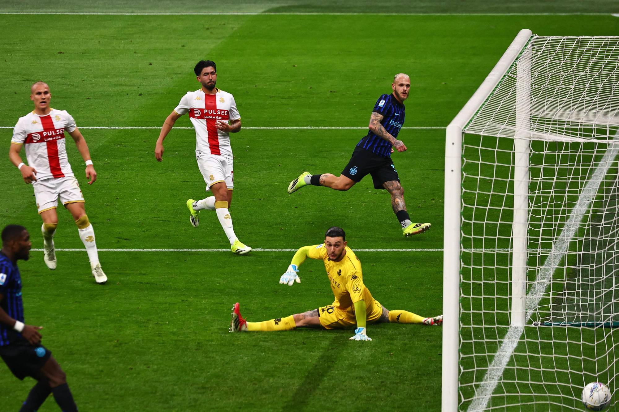 $!Inter mantiene el liderato; Johan Vásquez y Genoa caen en San Siro