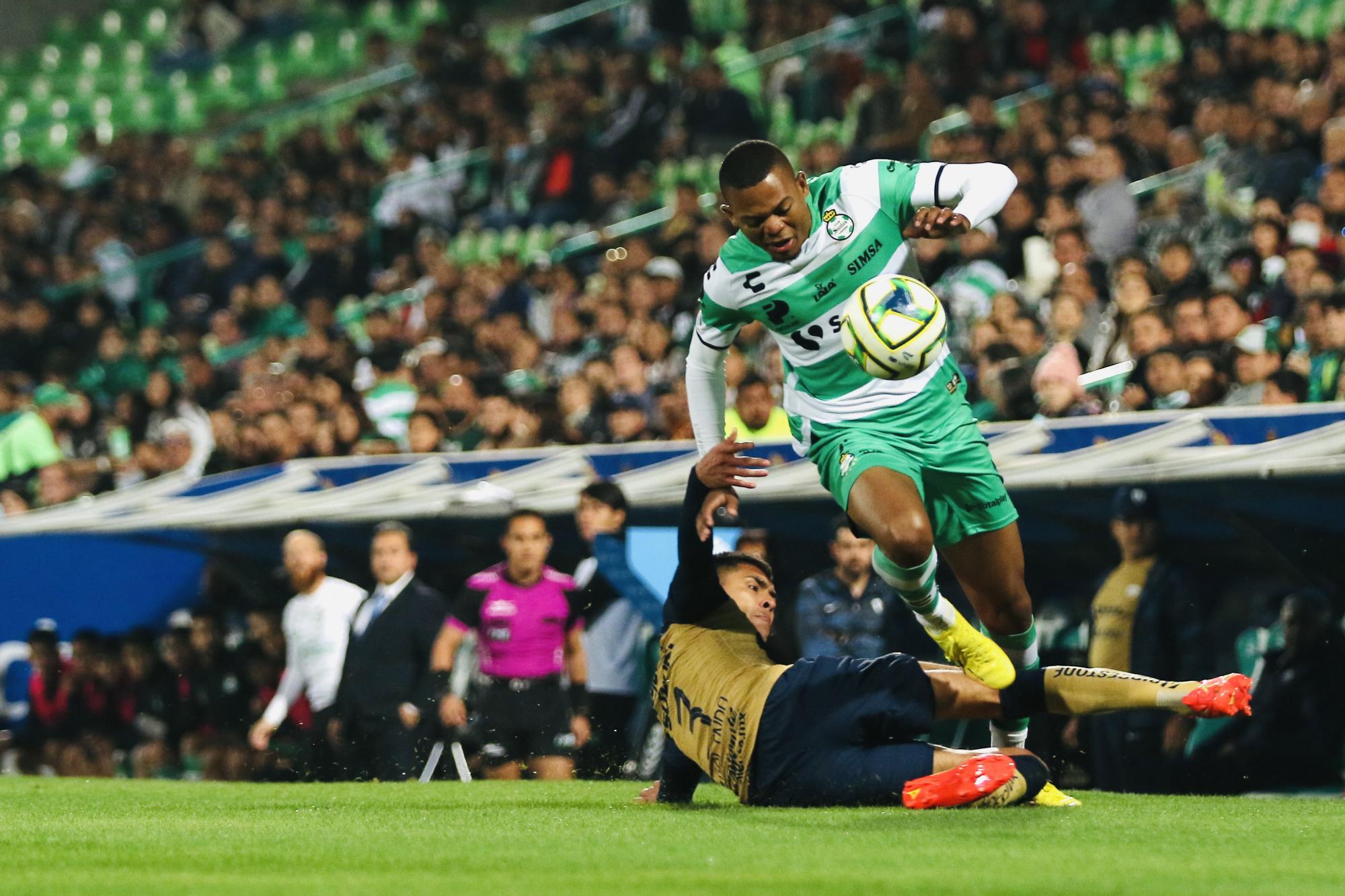 $!Santos golea a Pumas con doblete de Medina