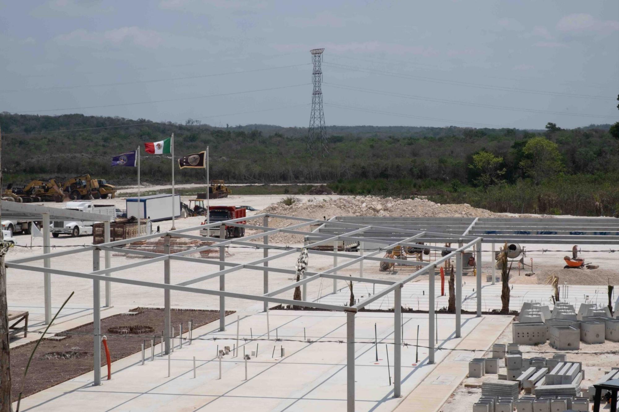$!Construcción de una de las estaciones del Tren Maya, en el municipio de Xpujil, Campeche.