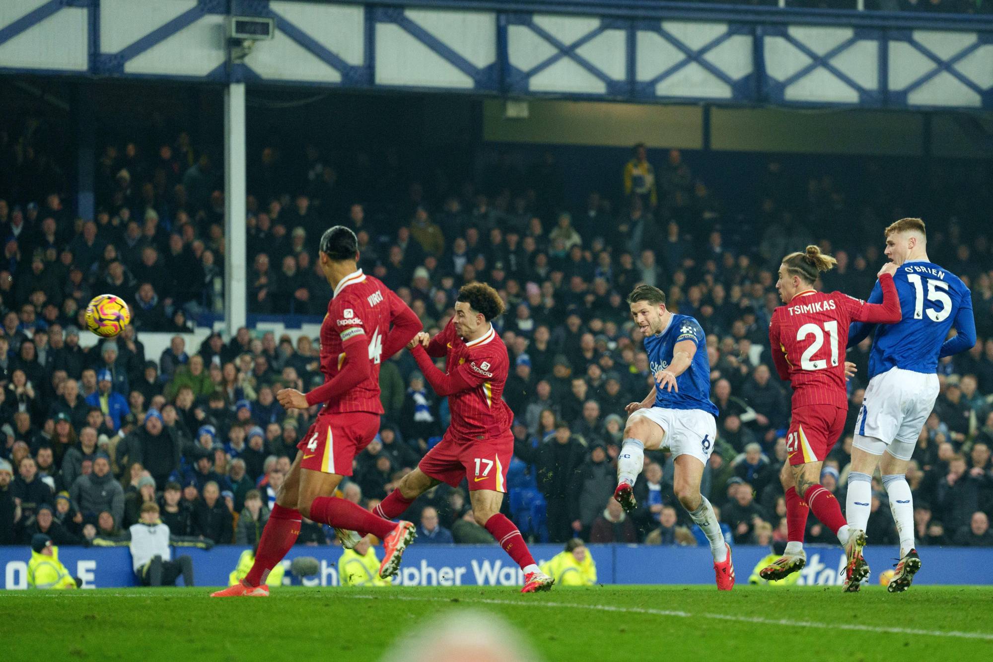 $!Derbi de Merseyside: Everton y Liverpool empatan 2-2 en juego de locura
