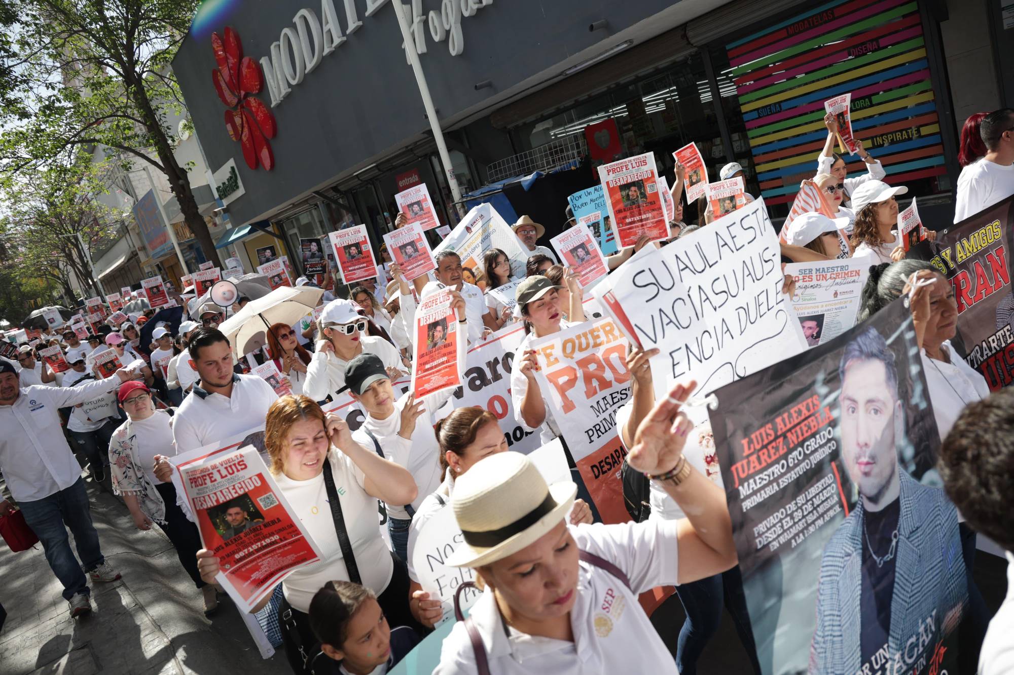 $!Comunidad escolar en Culiacán exige localización por el profe Luis Alexis