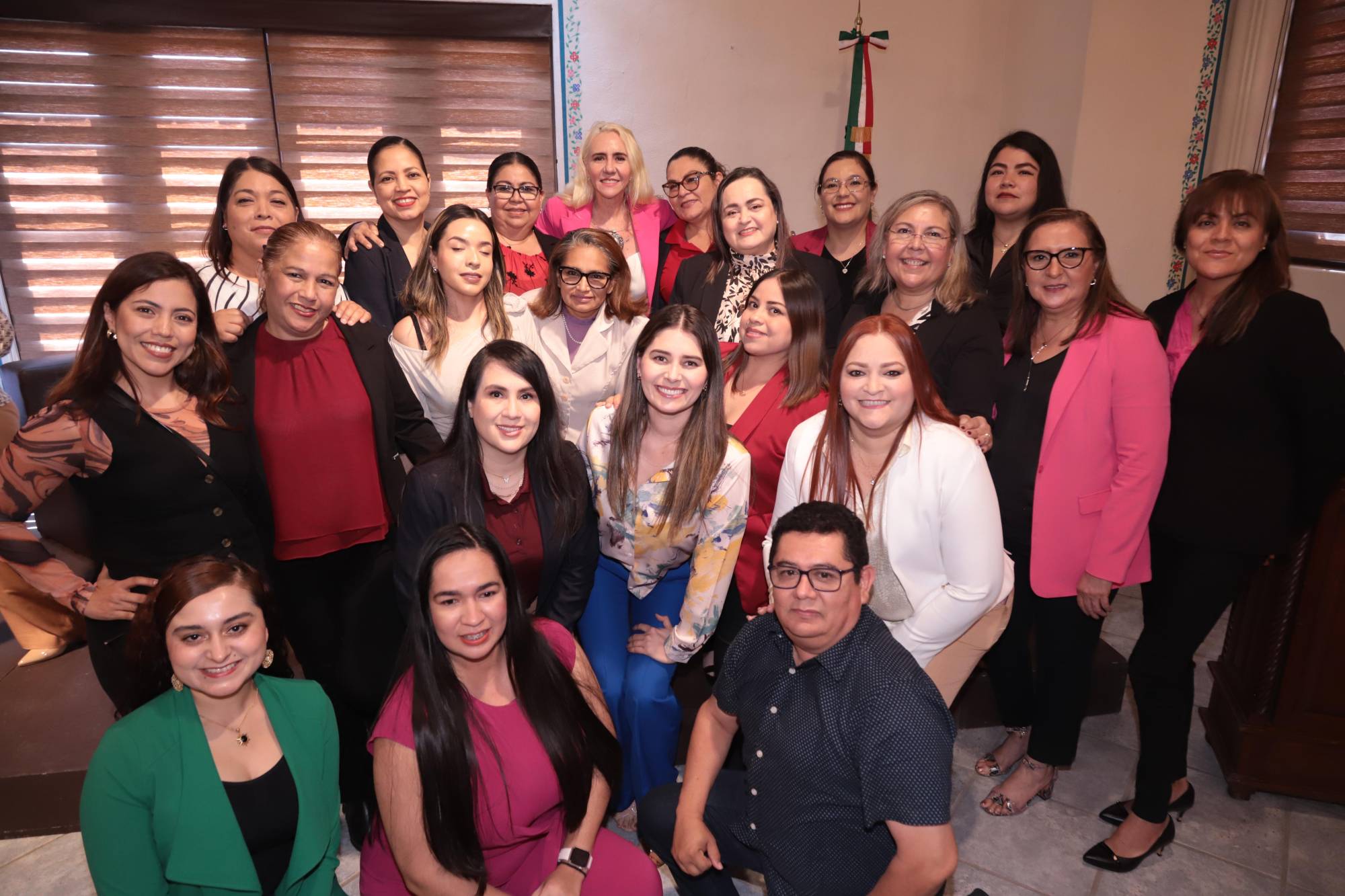 $!Carmen Espinosa con su equipo de Grupo Alerta.