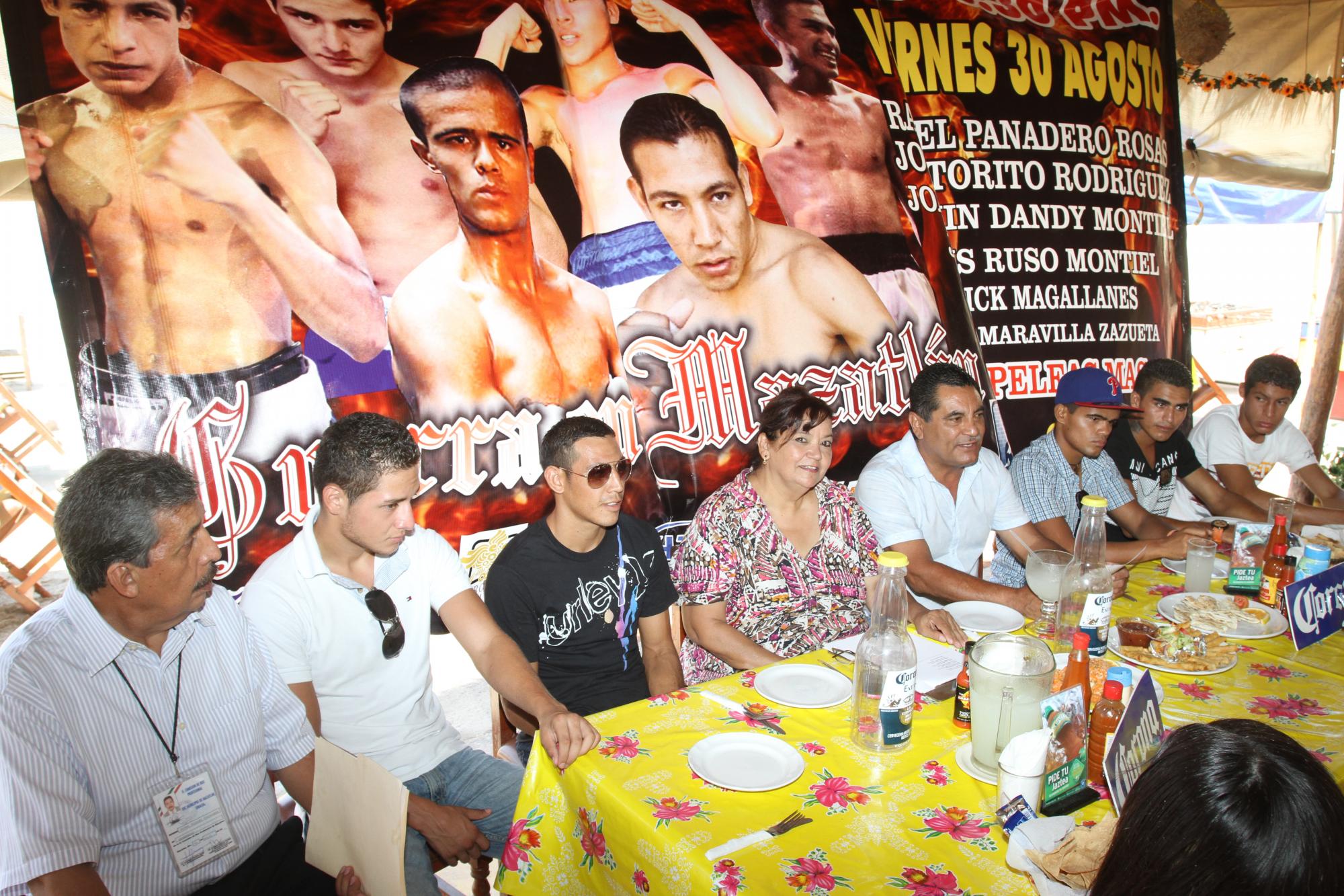 $!Conferencia de box en El Capitano. Víctor Robles con los peleadores: José Torito Rodríguez, Érick Magallanes, Rafael Panadero Rosas y Joaquín Dandy Montiel.