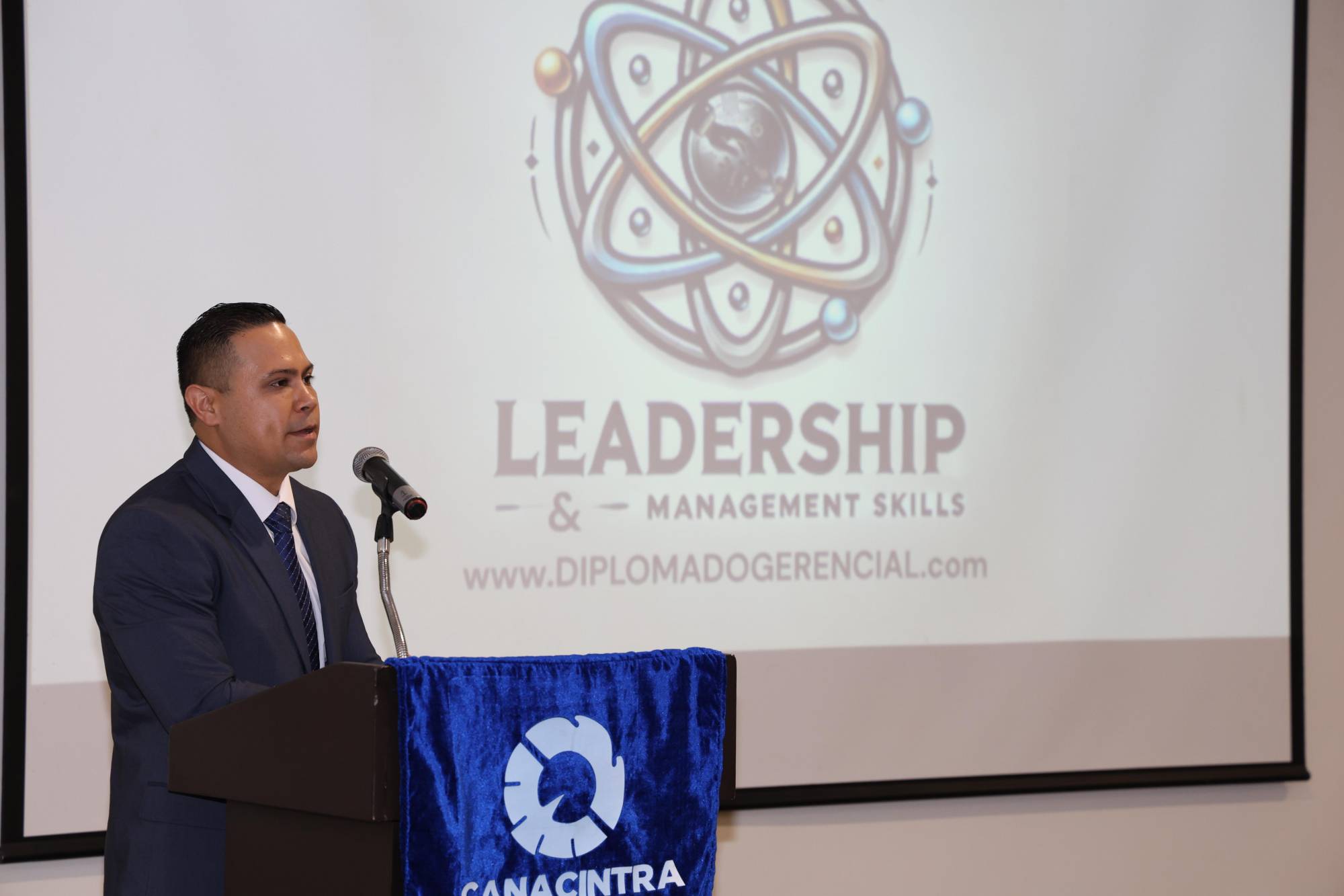 $!Alejandro Castillo también expresó un mensaje a los graduados.