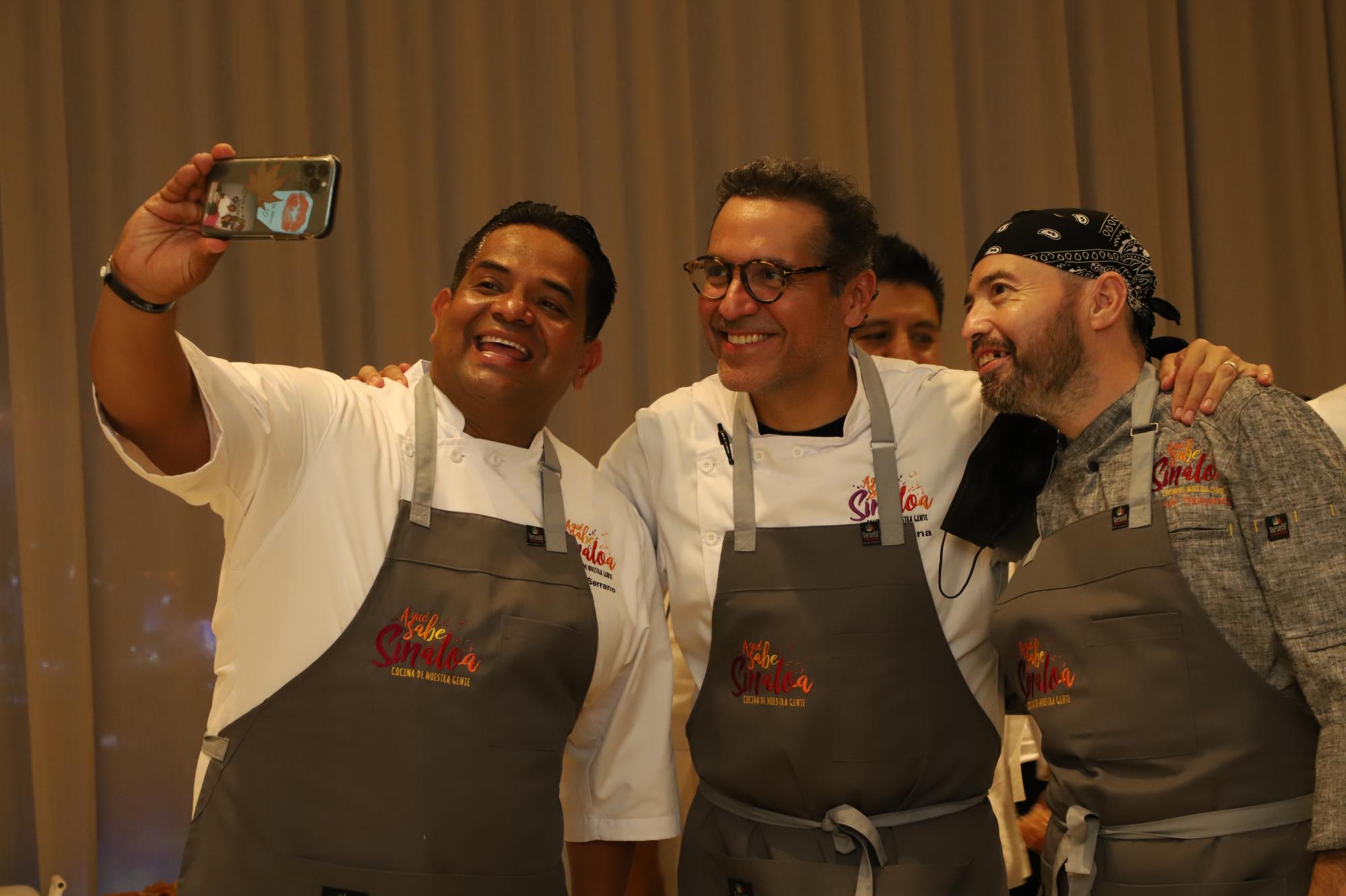 $!Los chef Omar Serrano, Luis Osuna Vidaurri y Miguel Taniyama se toman una selfie de recuerdo.