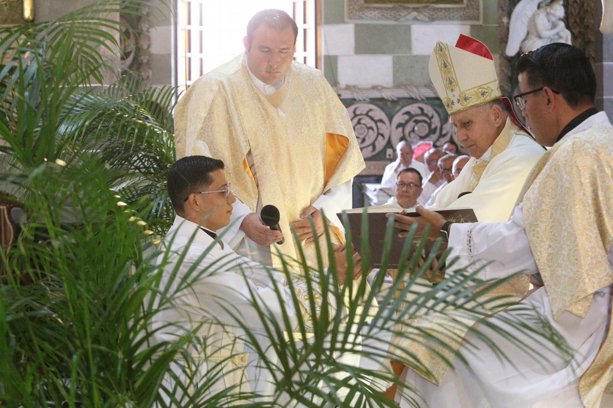 $!En la eucaristía el Obispo ordena Diácono a José Alberto Ortega Navarro.