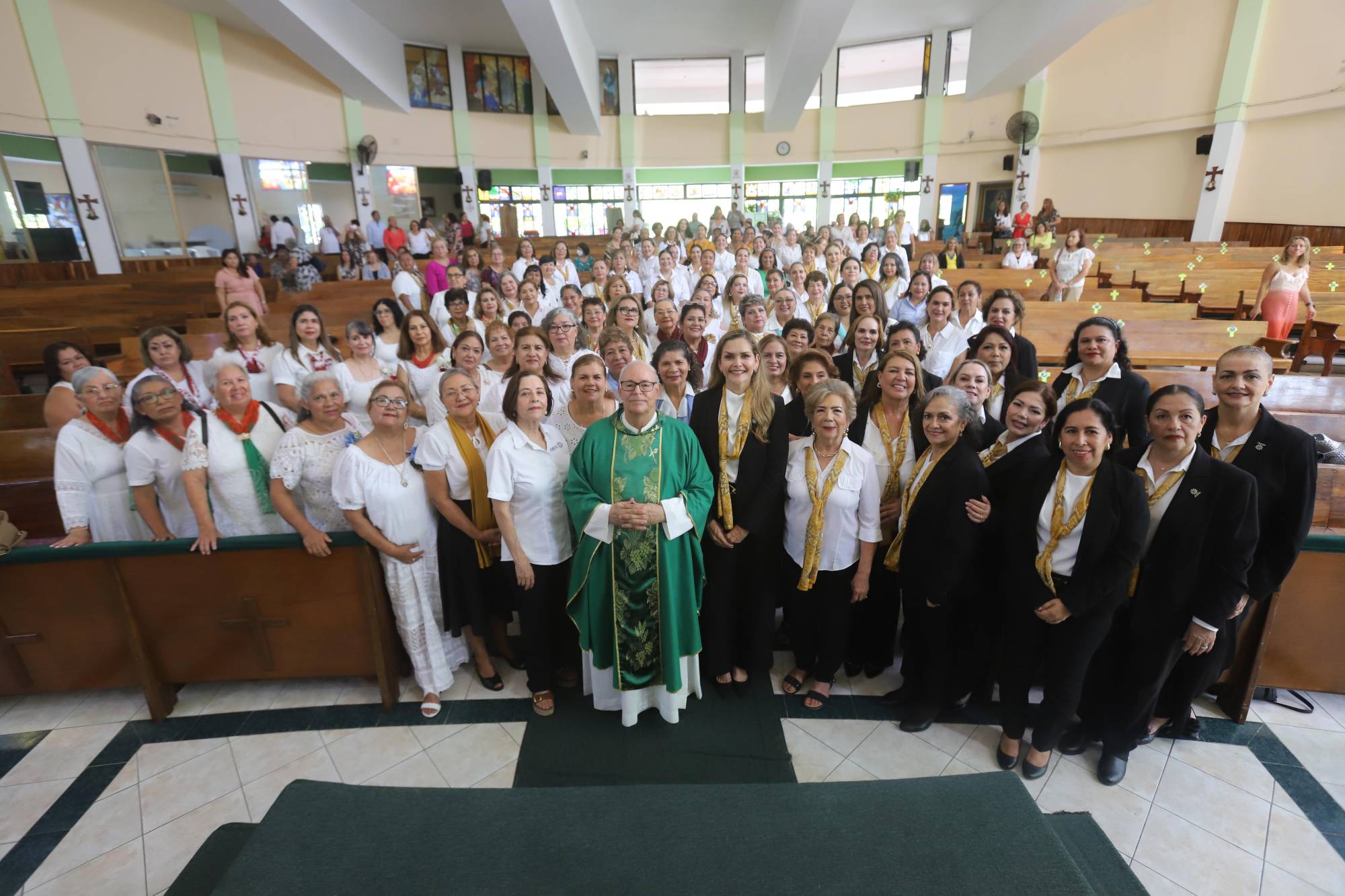 $!El Padre Horacio Hernández de la Torre se toma la fotografía del recuerdo con las damas de ANSPAC Mazatlán al culminar la misa.