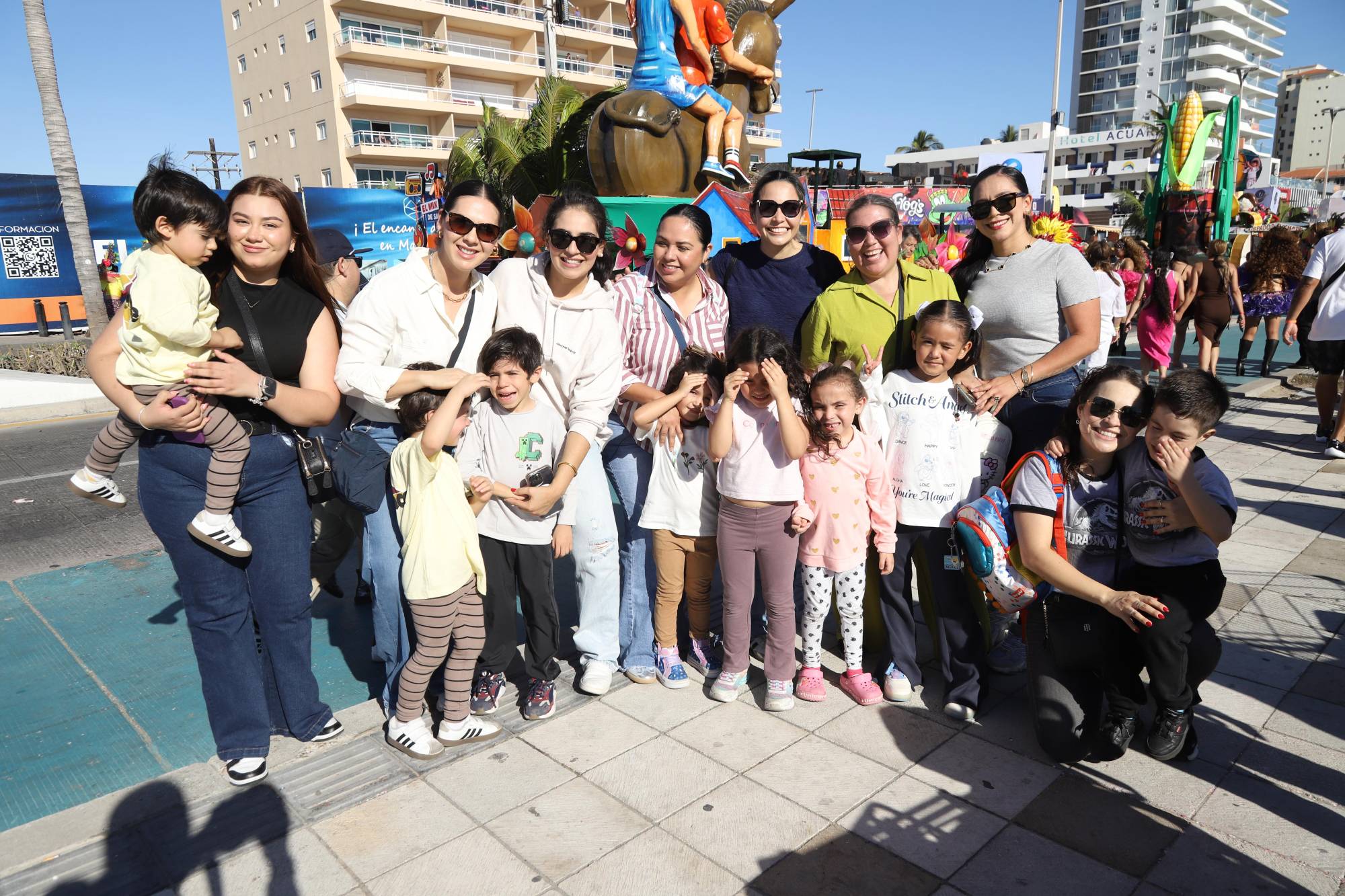 $!Familias completas disfrutaron de los desfiles carnavaleros.