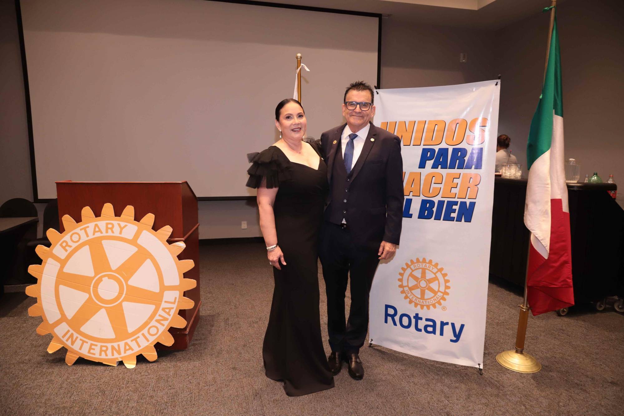 $!Karla Eng de Sánchez y Martín Sánchez.