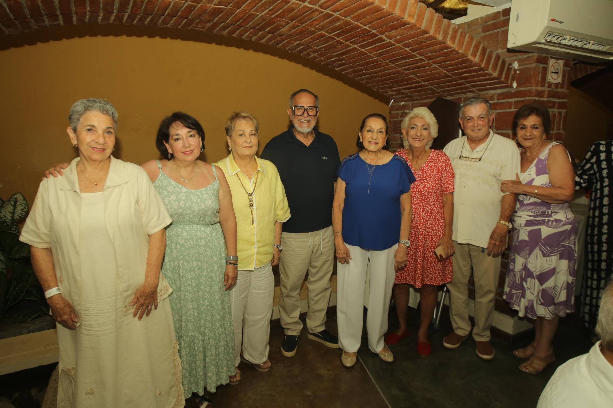 $!La festejada rodeada de sus sobrinos, Arlette Villanueva Toledo, Yolanda Valadés Toledo, Antonio Toledo Ortiz, Silvia Castelo Toledo, Miguel Valadés Toledo e Ivonne Villanueva Toledo.