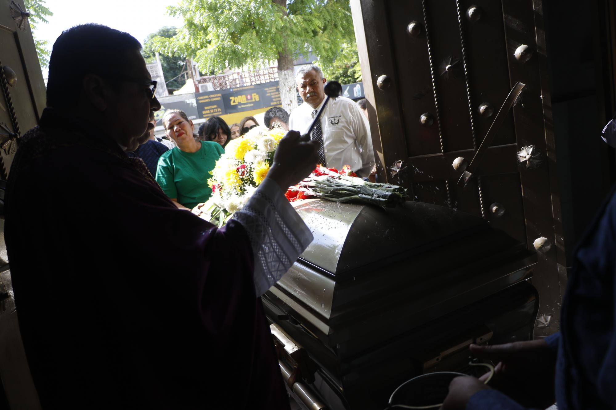$!El sacerdote Luis Manuel López recibe el cuerpo de Roberto para despedirlo y, al mismo tiempo, reconocer a las madres buscadoras por su valor al defender la vida.
