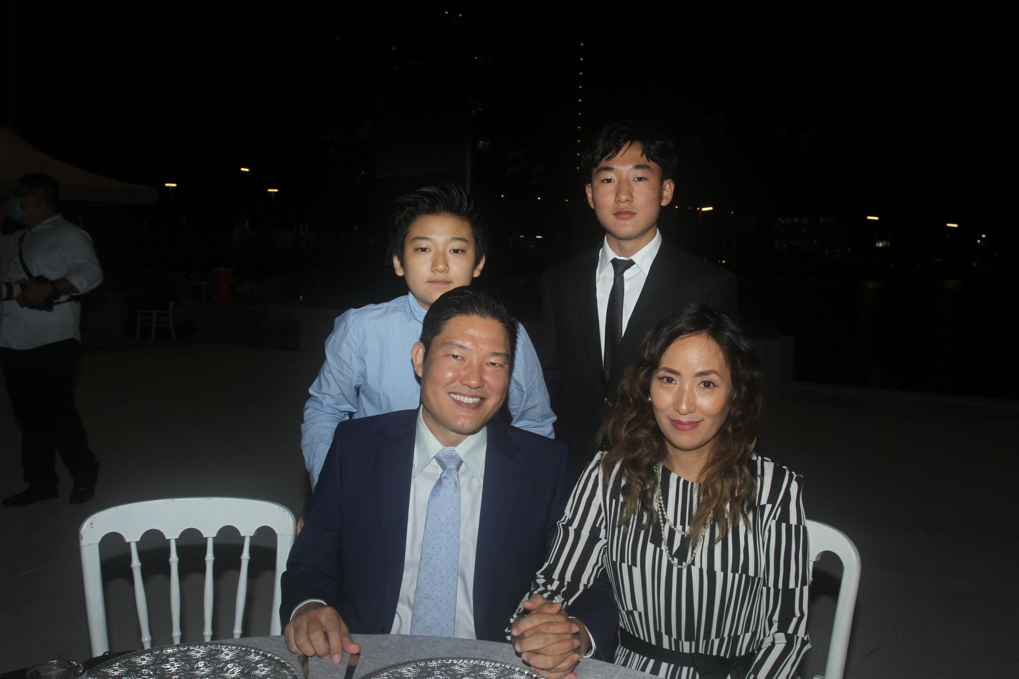 $!Kaito Daniel y Hayato Francisco Yoshii con sus papás, Eduardo Yoshii y Chika Mizukami de Yoshii.