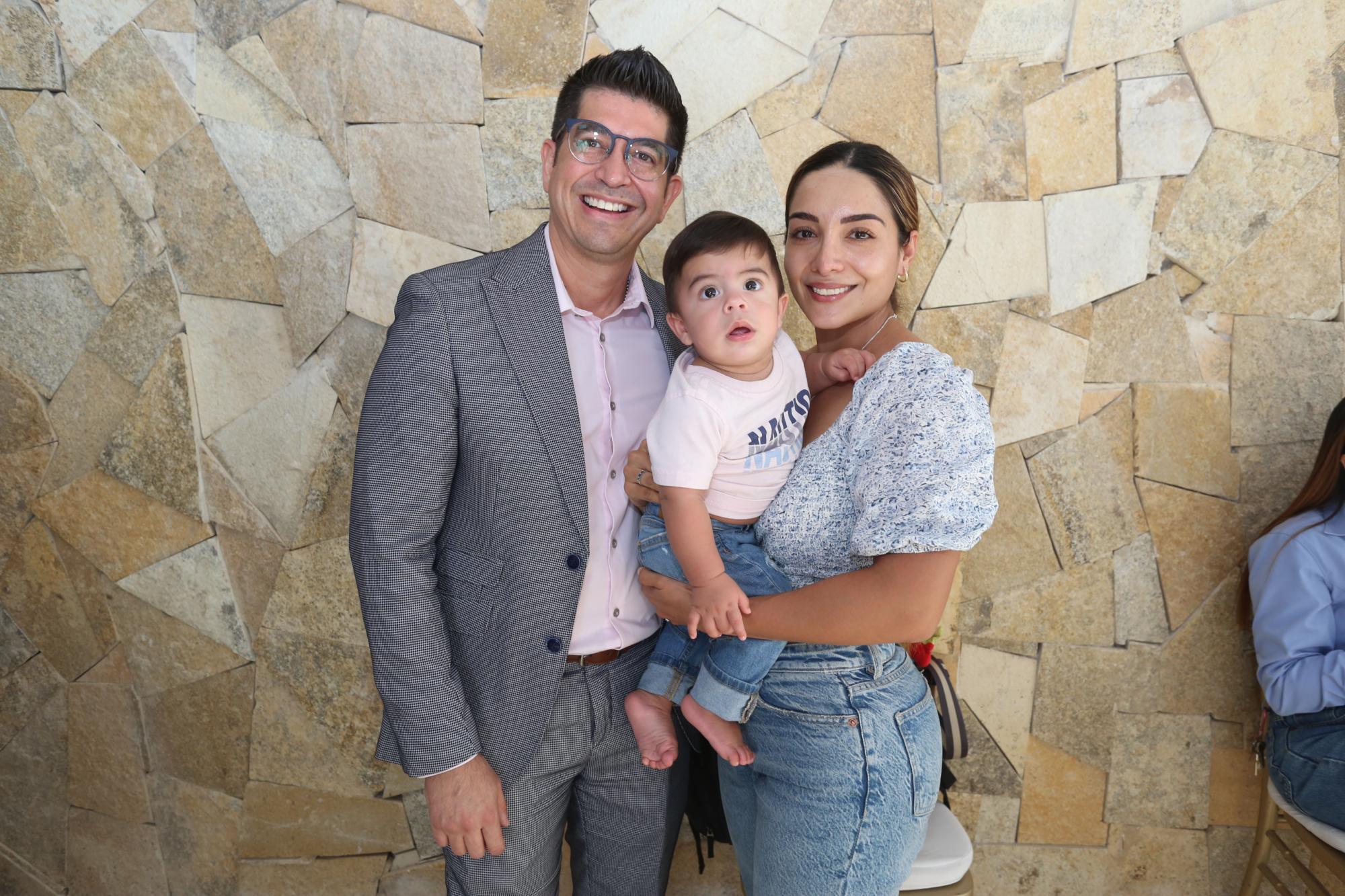 $!El ginecólogo-oncólogo José María Togo Peraza junto a su esposa, Tania María Hurtado, y su pequeño José María.