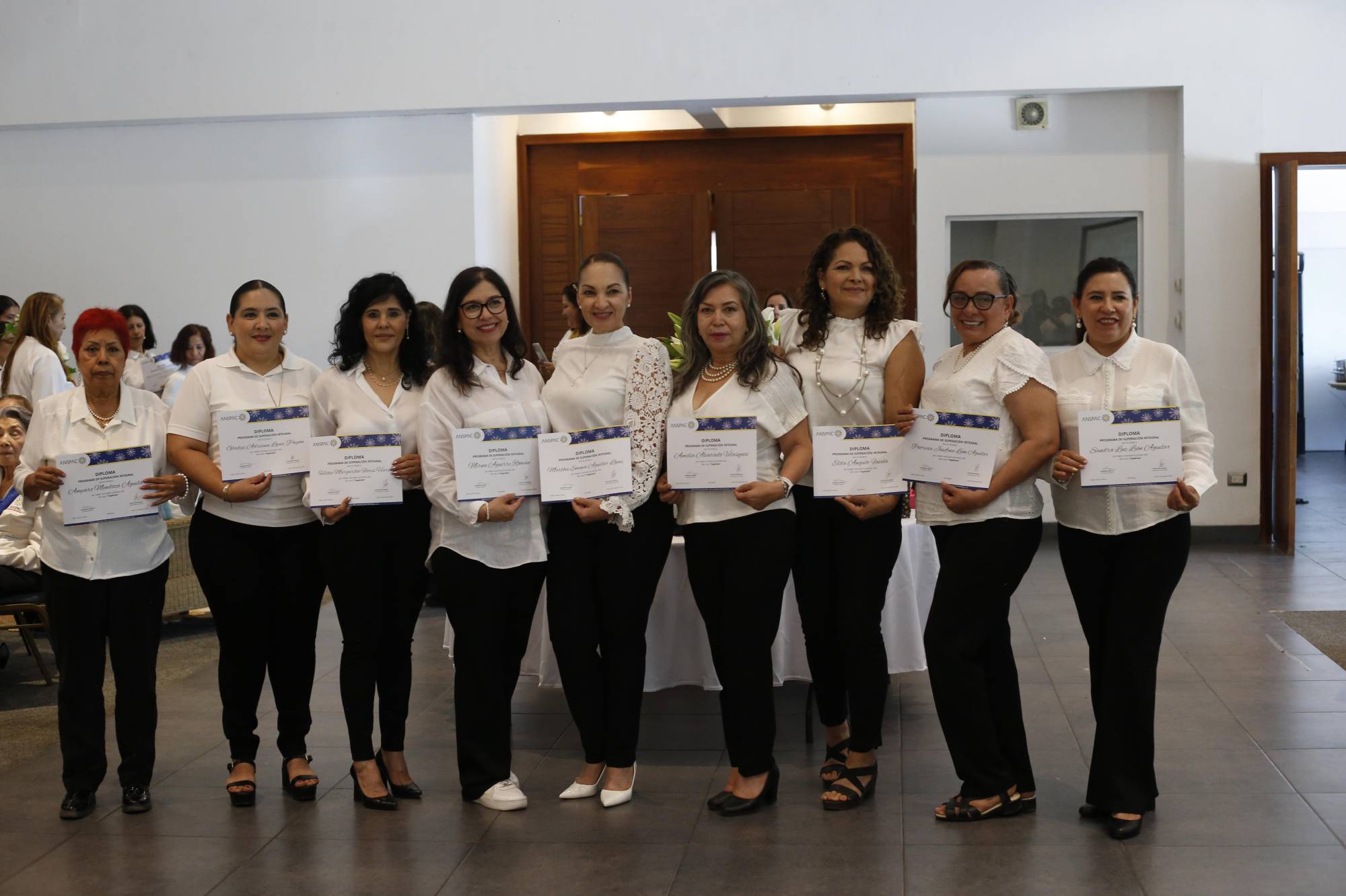 $!Alumnas del programa Supérate 1, recibieron su diploma de graduación.
