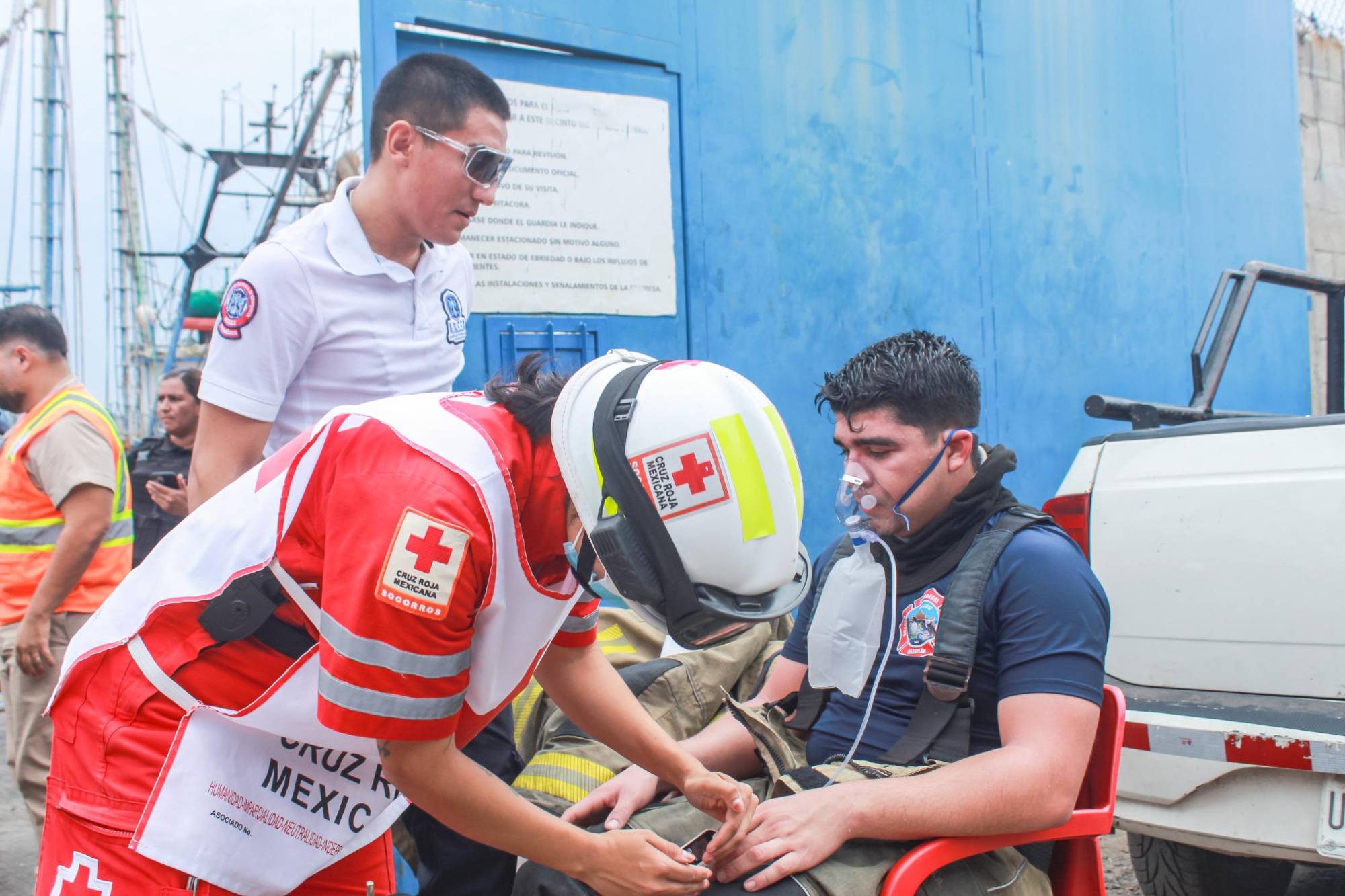 $!Trabajos de soldadura provocan explosión e incendio de un barco camaronero en Mazatlán