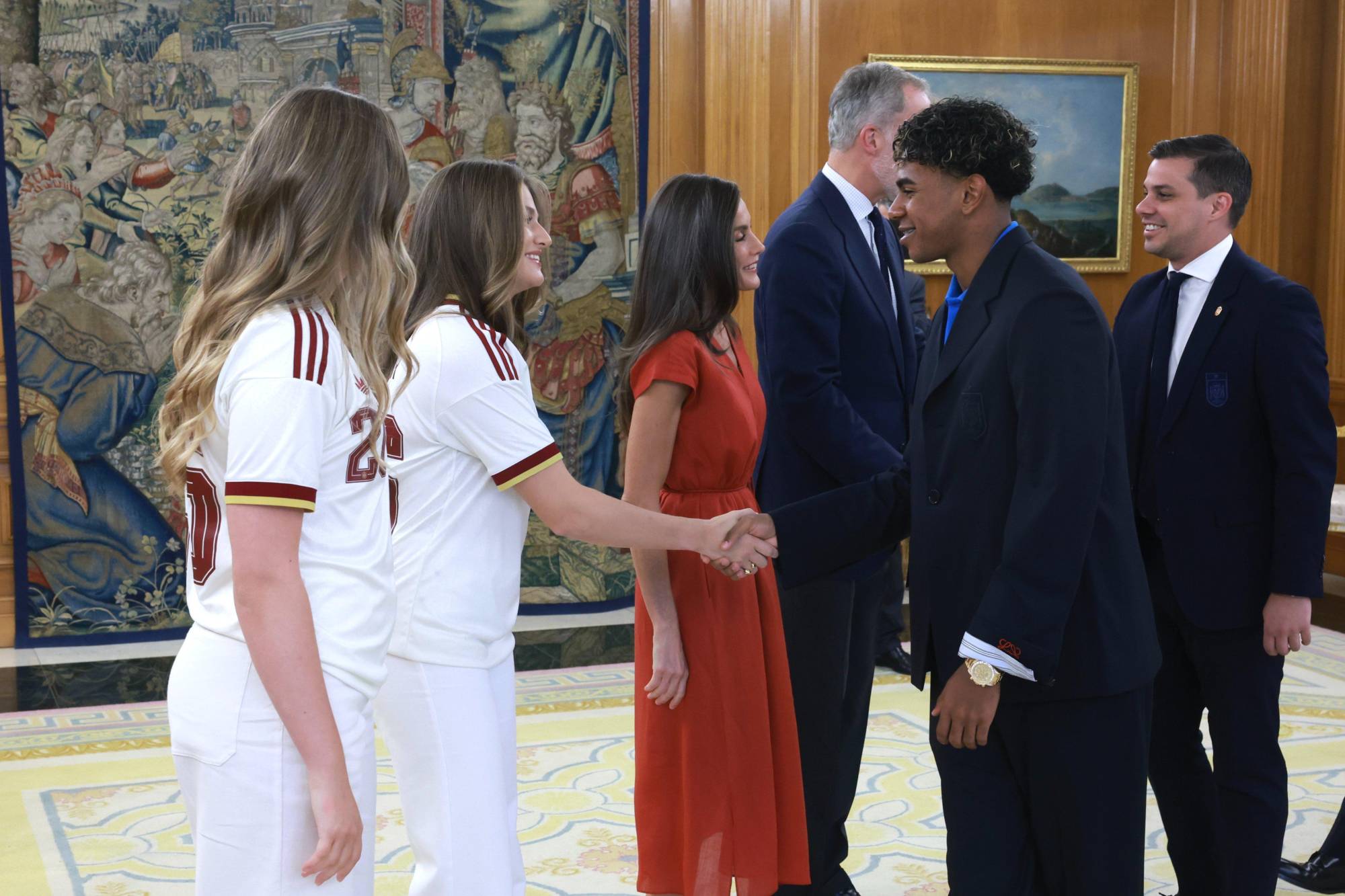 $!Rey Felipe VI felicita a jugadores de España a su llegada a Madrid