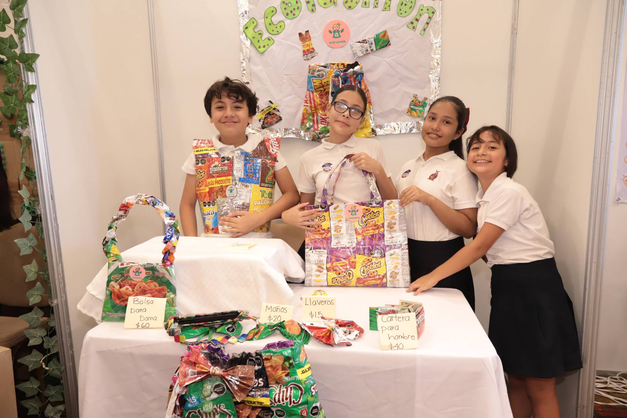 $!El equipo Eco Fashion, integrado por Jesua Mateo Urribarría, Montserrat López, Amairani Sánchez y Ayam Esperanza Tirado, de la Primaria Francisco Villa.