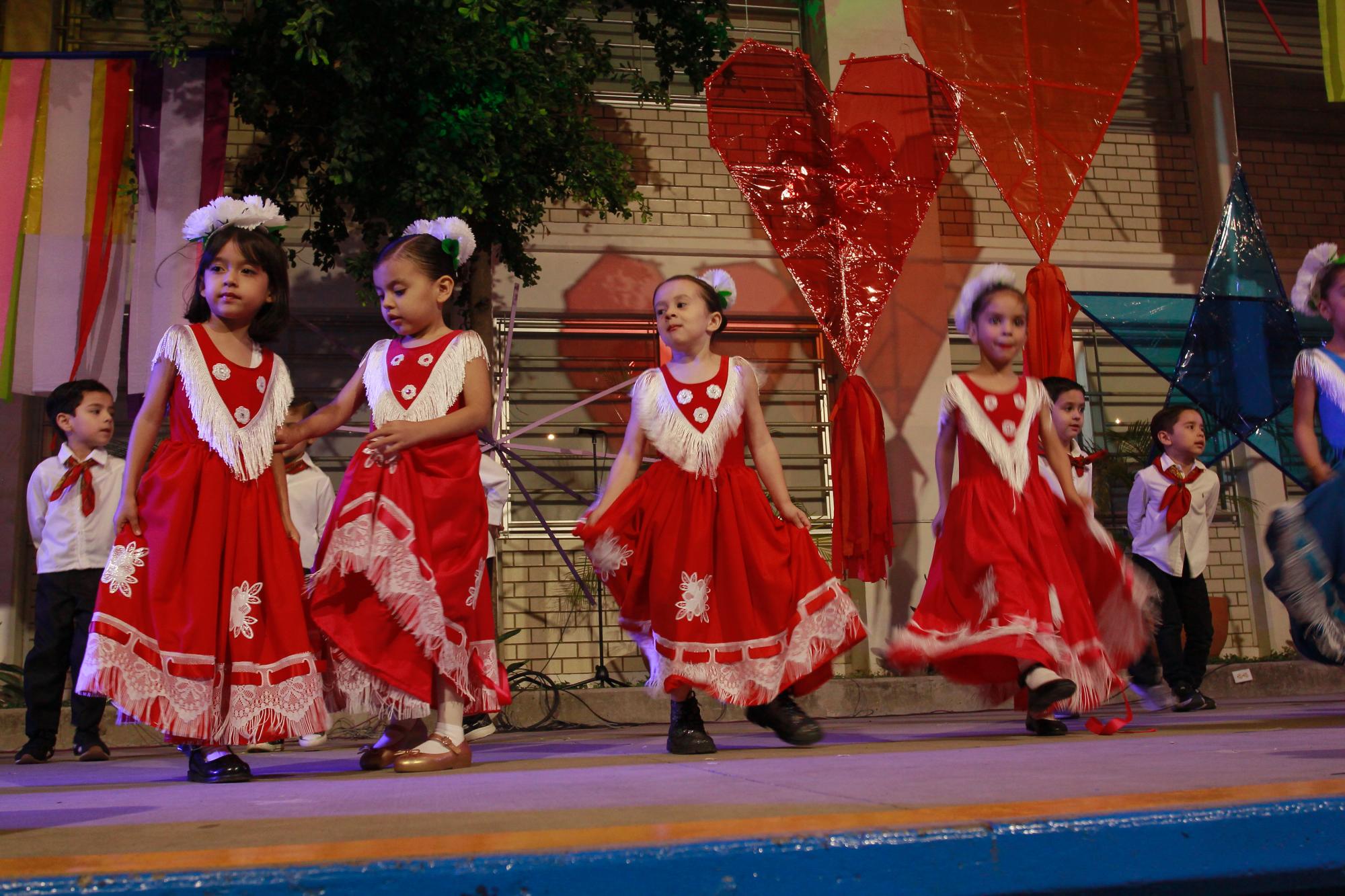 $!Alumnas de kínder durante su presentacion.