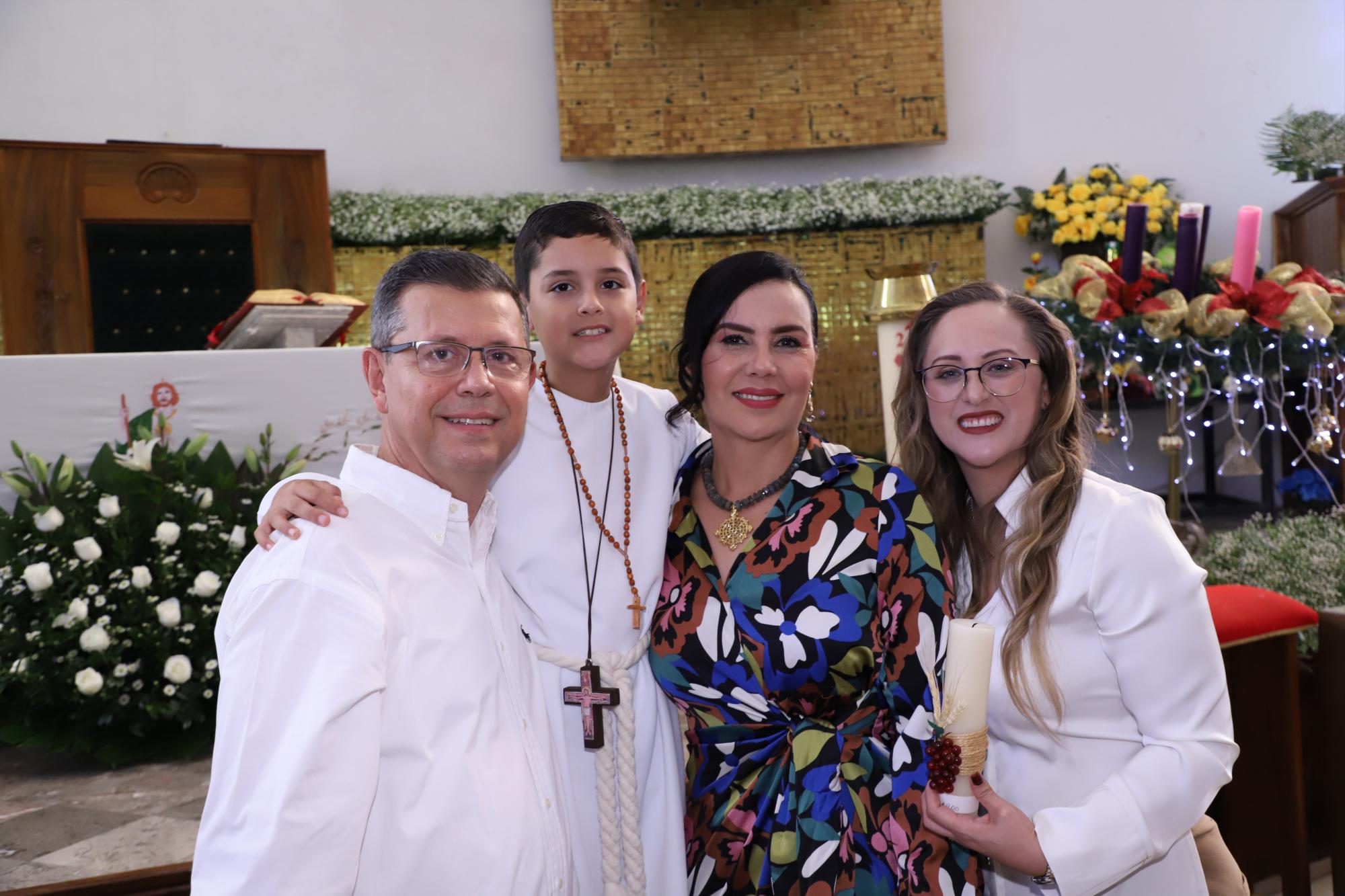 $!Ricardo junto a su papá Ricardo Gárate; su catequista Cecy Lugo y su mamá Anel Rodríguez.