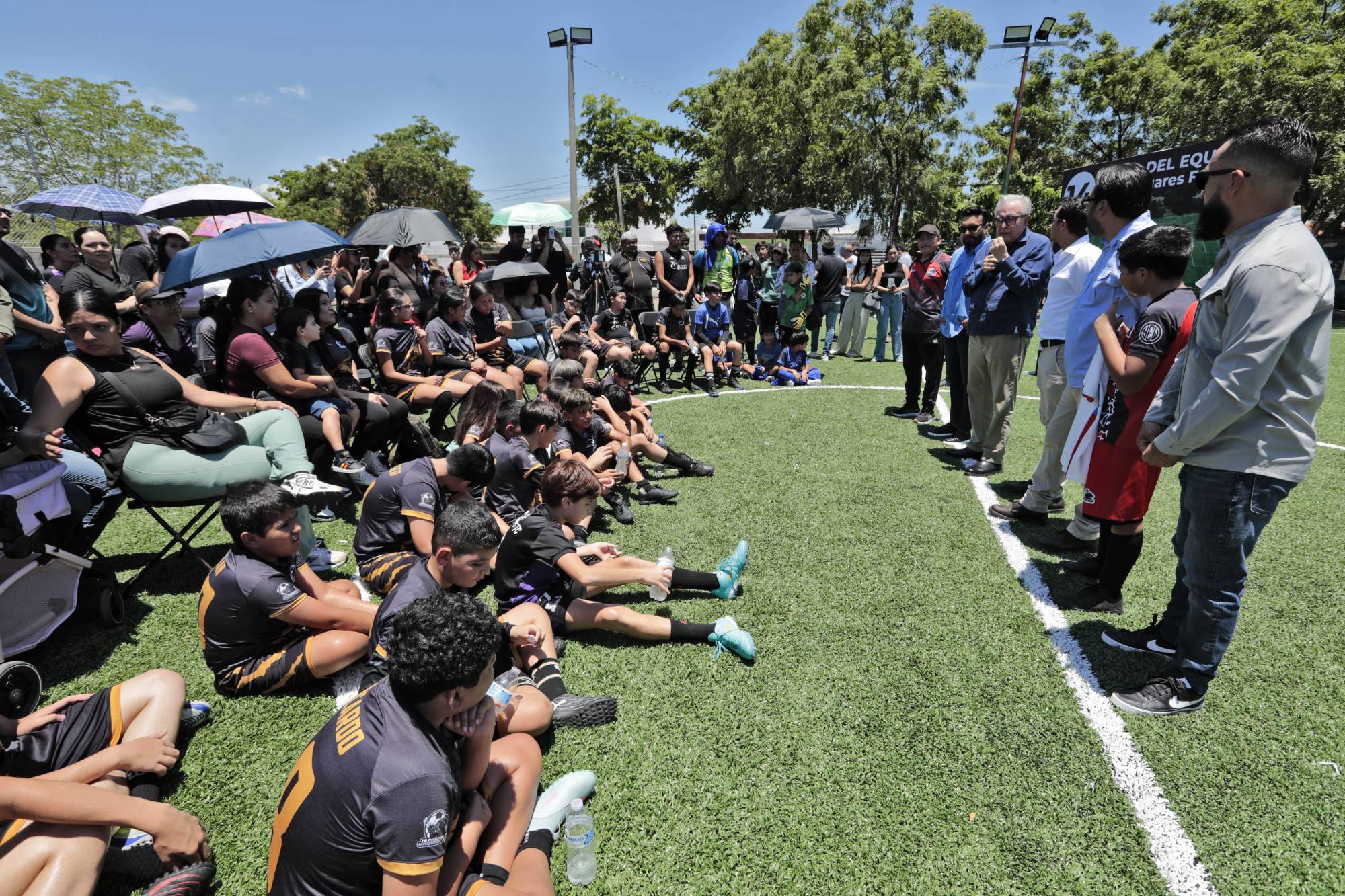 $!Inaugura Rommel Pacheco cancha de futbol con pasto sintético, en Culiacán