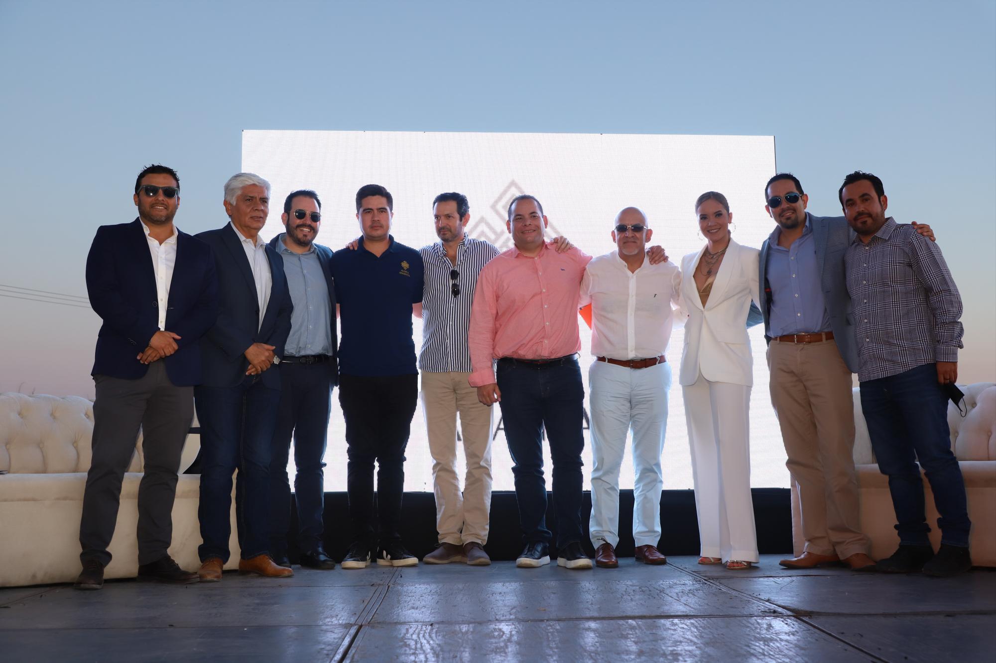 $!Socios, inversionistas, autoridades, arquitectos y asesores inmobiliarios estuvieron presentes en la colocación de la primera piedra de Aldea Ananta.