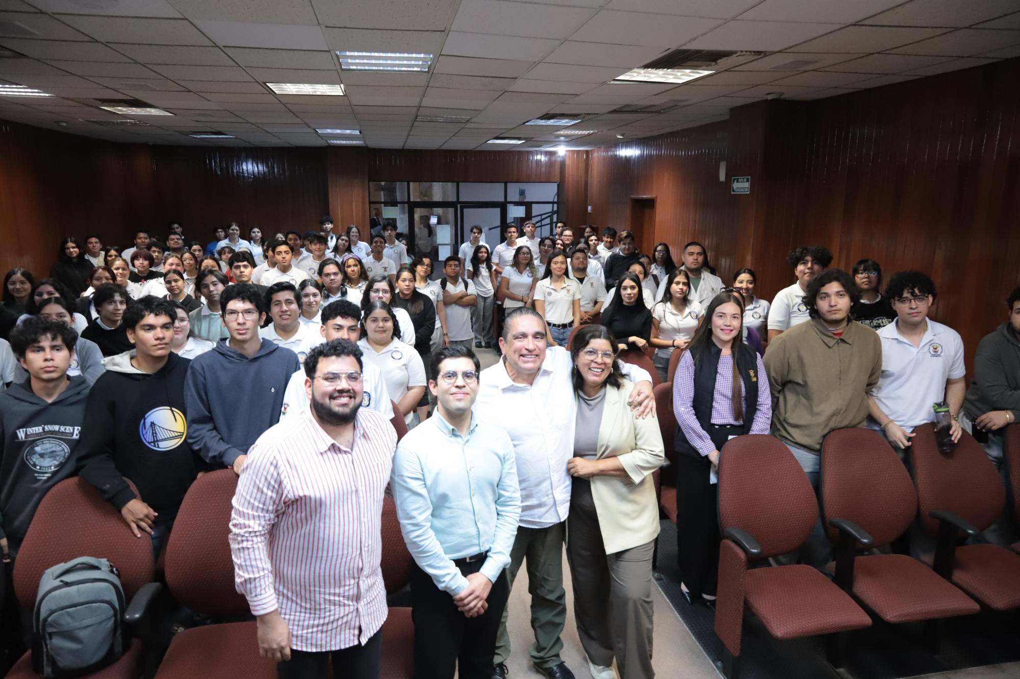 $!Jóvenes escuchan los consejos del chef Gilberto del Toro