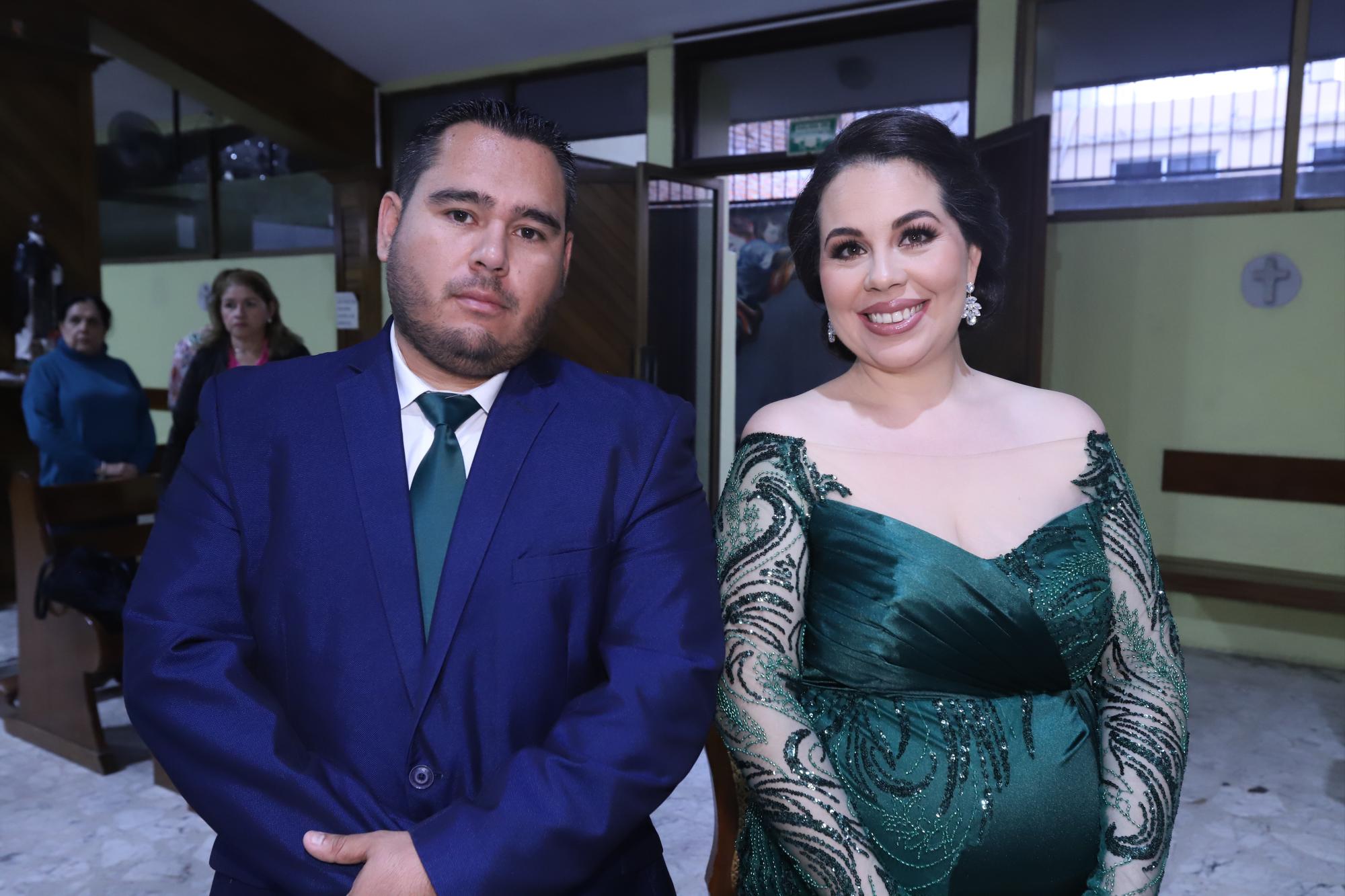 $!Ramiro López López y Cecilia Montserrat Vizcarra Valdés, padrinos de velación.