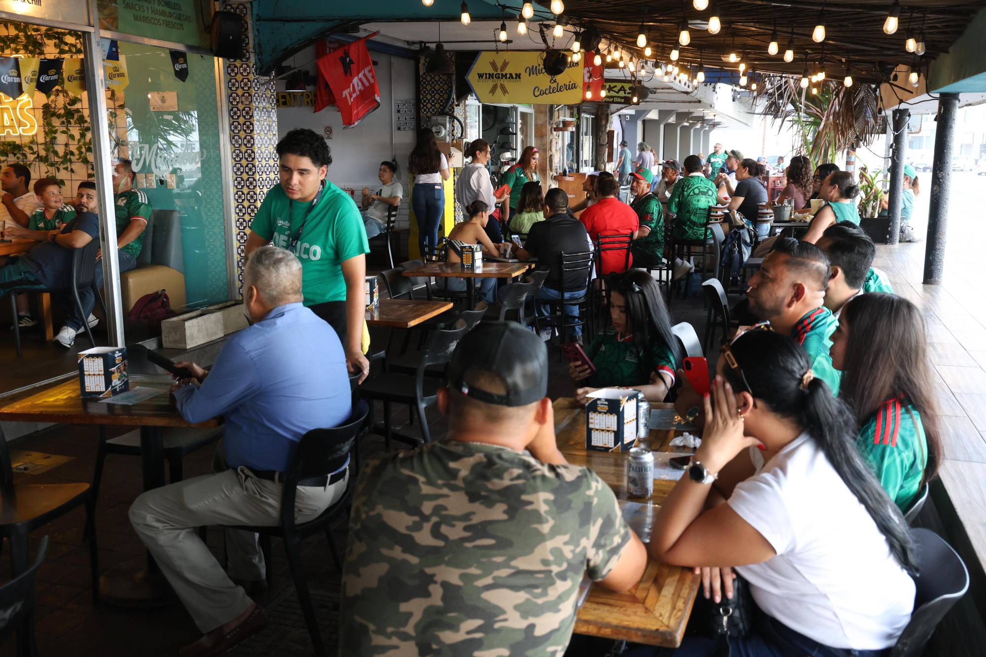 $!En los bares de Mazatlán se vivió con emoción el triunfo de la Selección Mexicana.