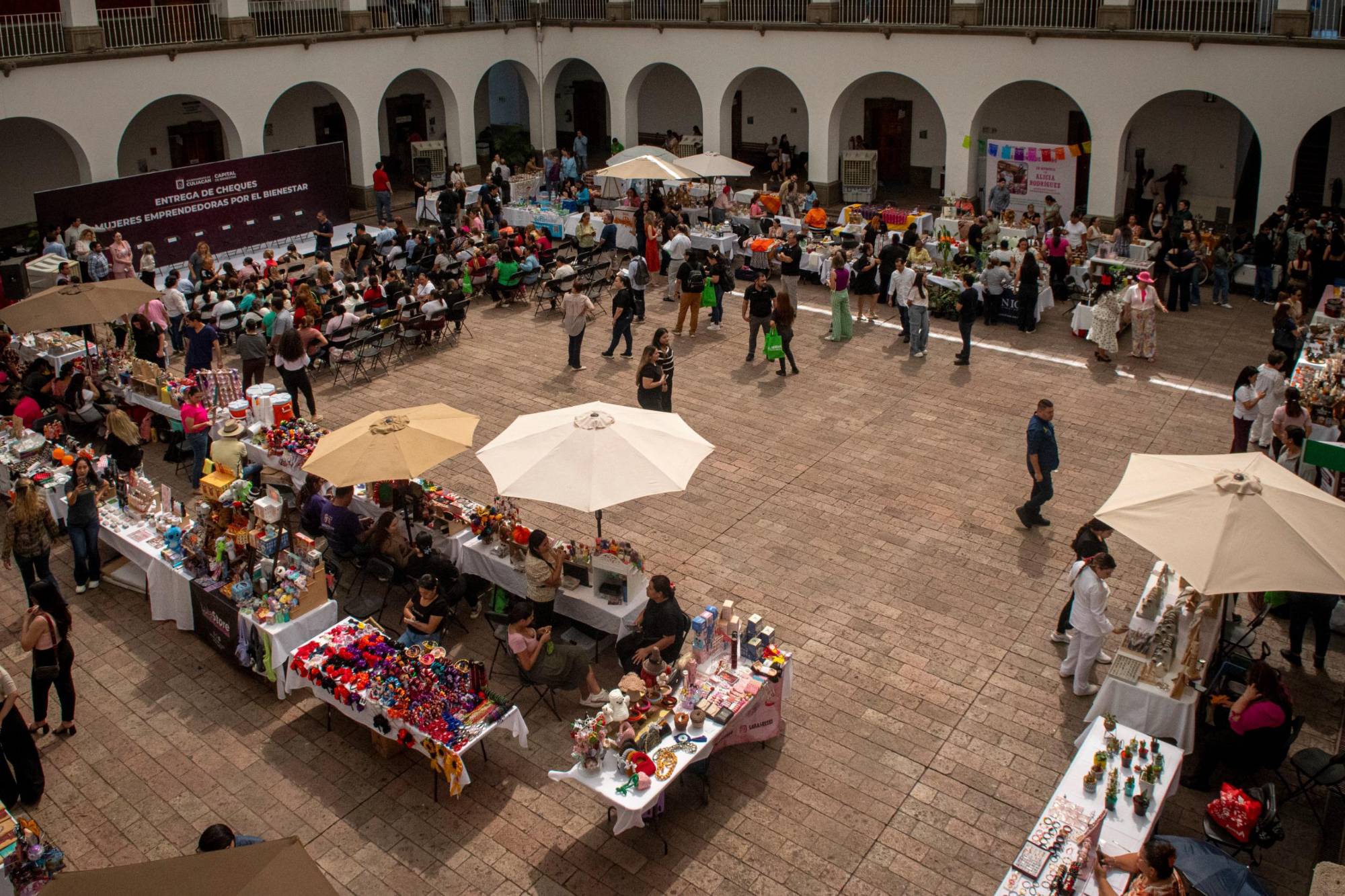 $!Emprendedoras locales dan vida al Bazar ‘Tradiciones de Otoño’ en Culiacán