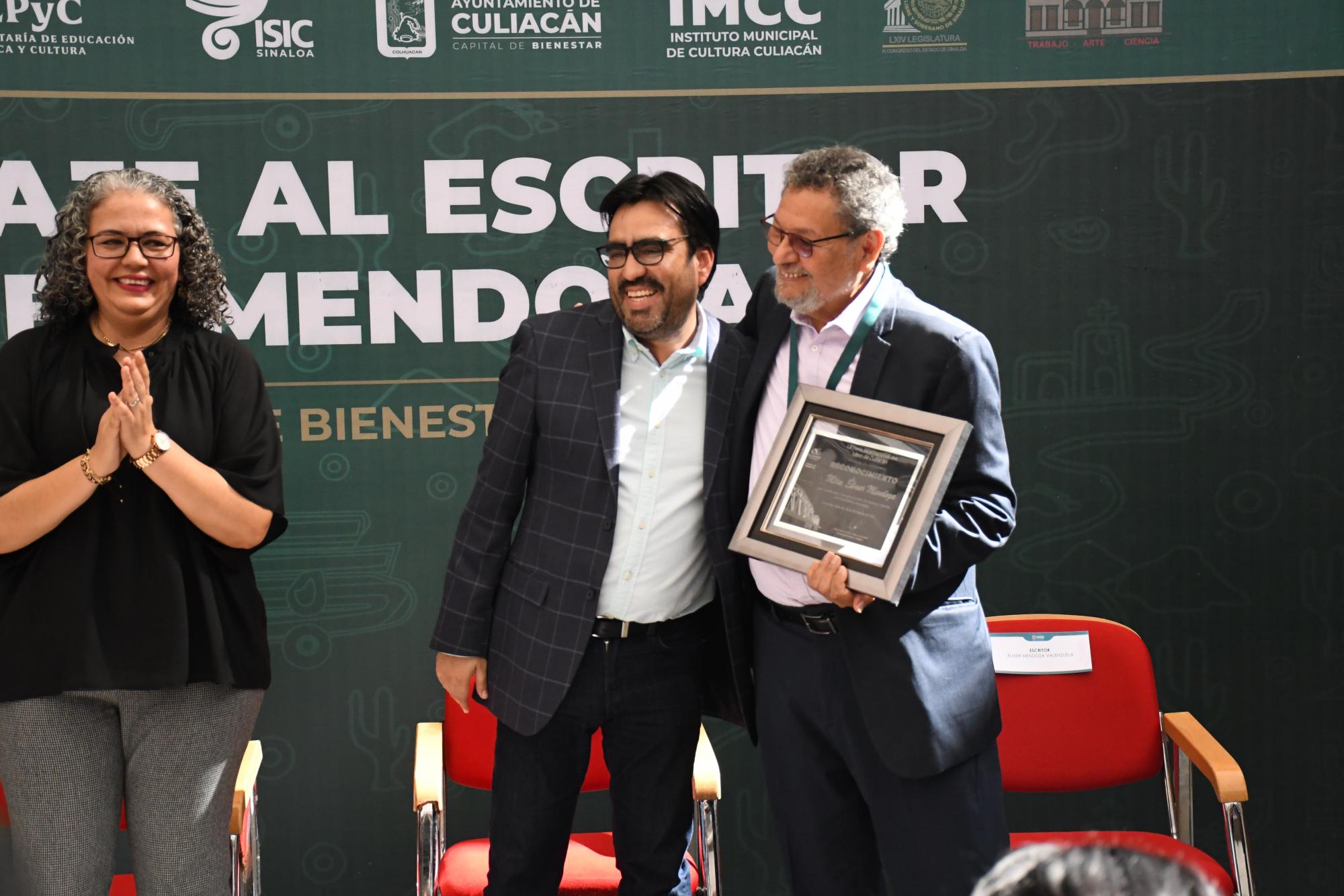 $!Reconocen trayectoria académica y literaria de Élmer Mendoza en Culiacán