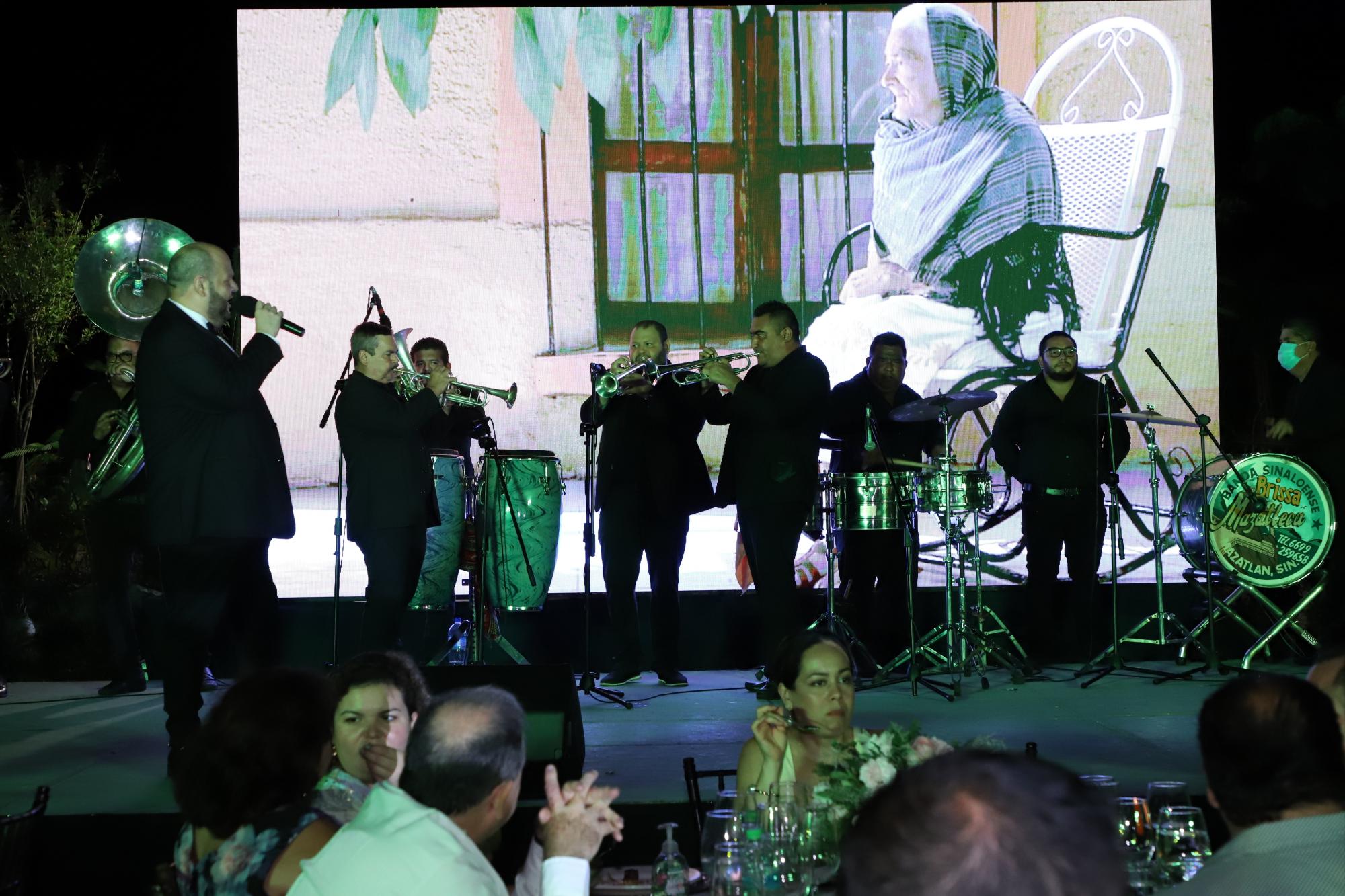 $!La Banda Brissa Mazatleca trae la música sinaloense.