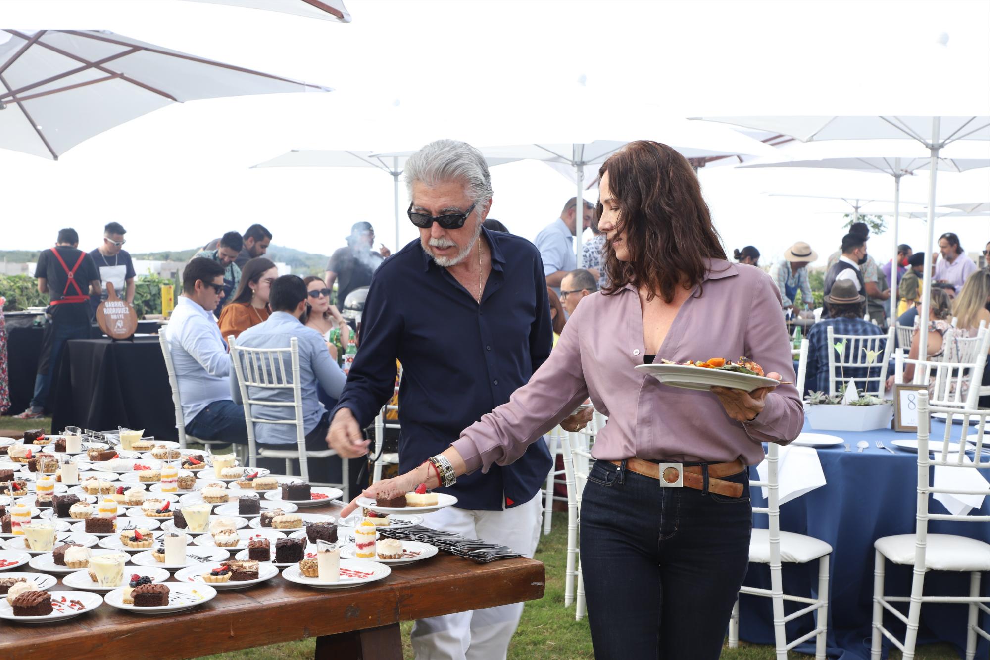 $!Sergio Coppel y Sofía de Coppel en la elección de los postres.