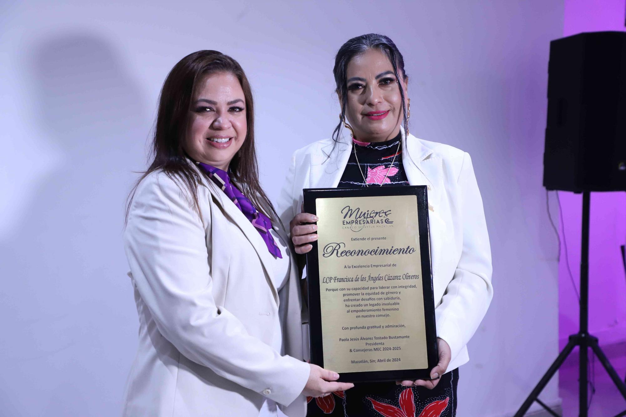 $!Paola Álvarez hace entrega de un reconocimiento a Francis Cazares, presidenta saliente, por el trabajo realizado durante su gestión.